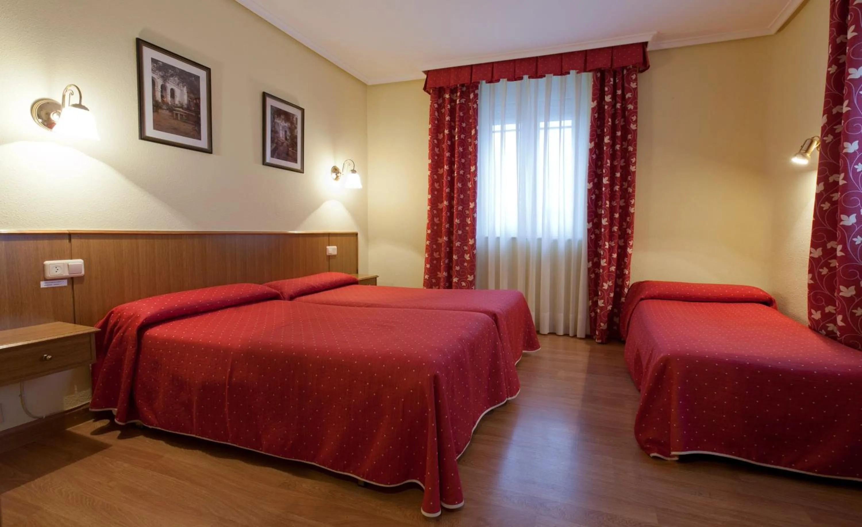 Bedroom, Bed in Hotel Norte y Londres