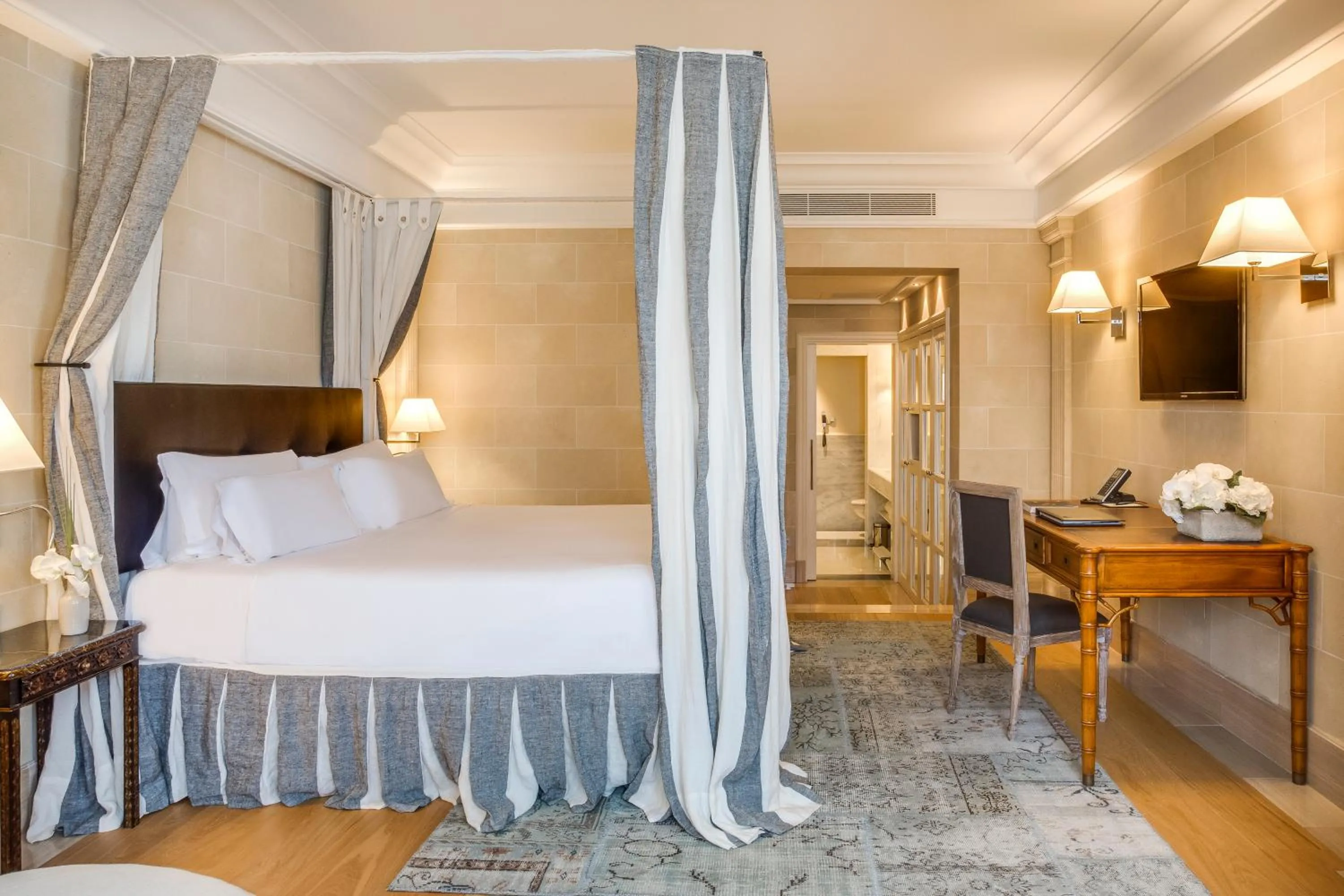 Photo of the whole room, Bed in Majestic Hotel & Spa Barcelona GL