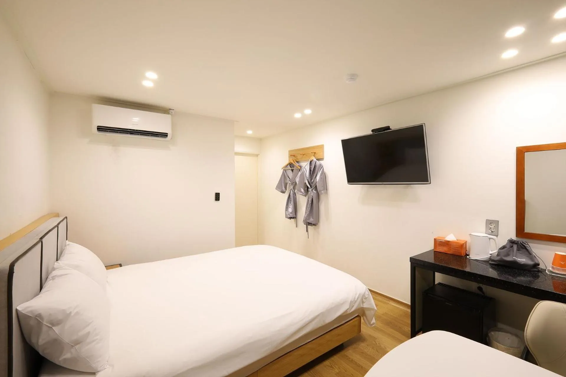 TV and multimedia, Bed in JB Plus Hotel