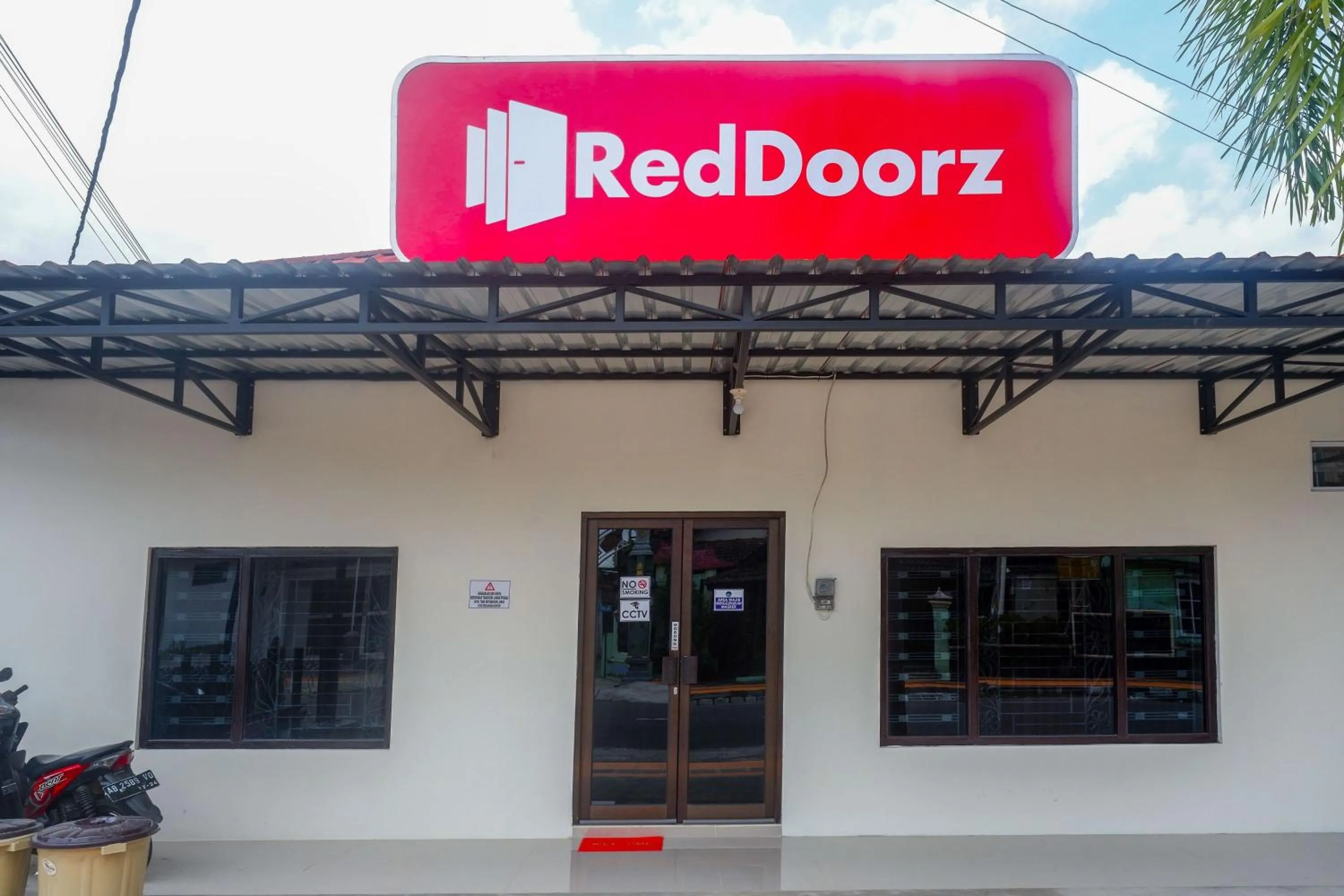 Facade/entrance in RedDoorz Syariah near RS Soeradji Pemuda Klaten