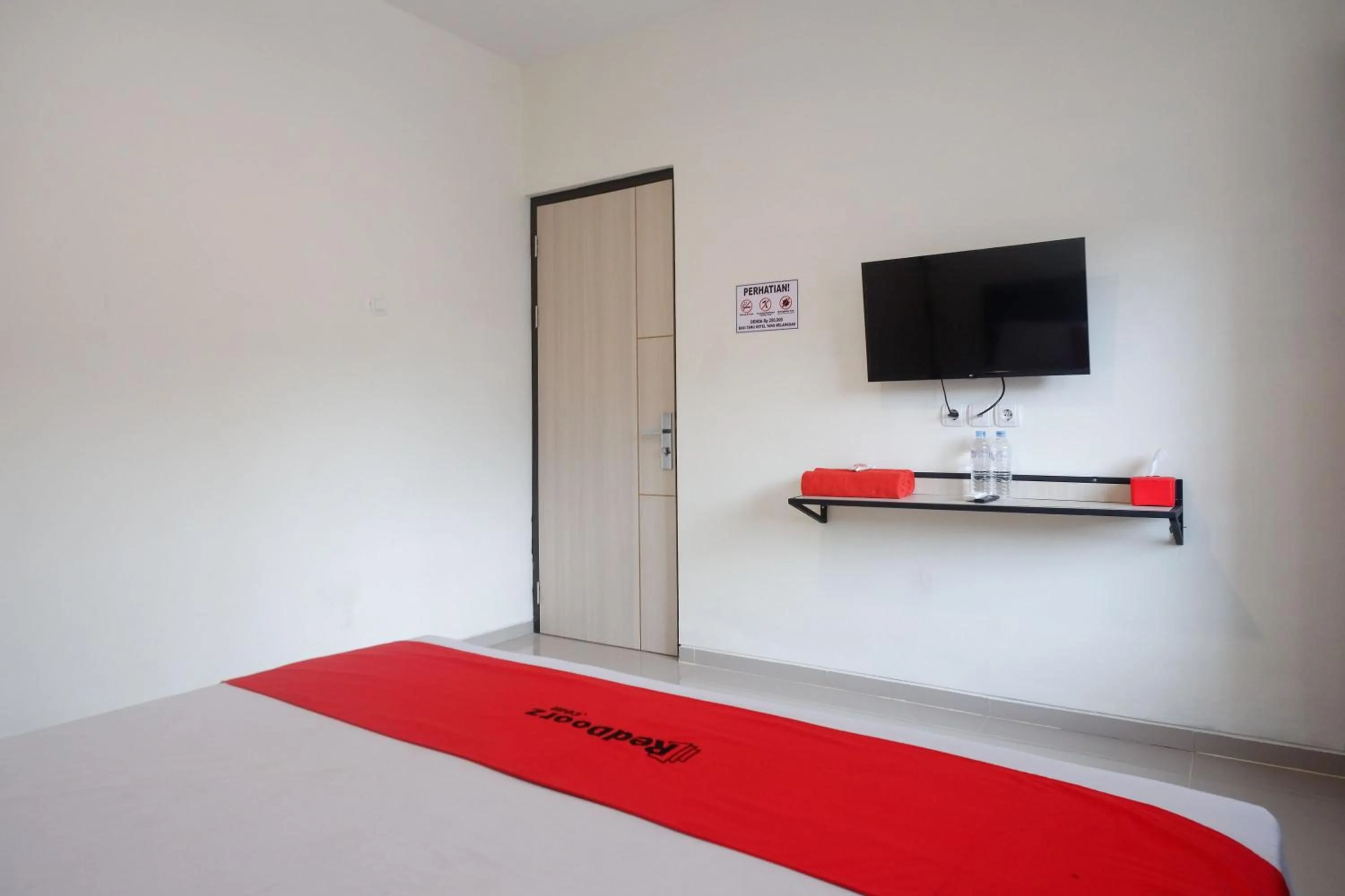 Bedroom, Bed in RedDoorz Syariah near RS Soeradji Pemuda Klaten