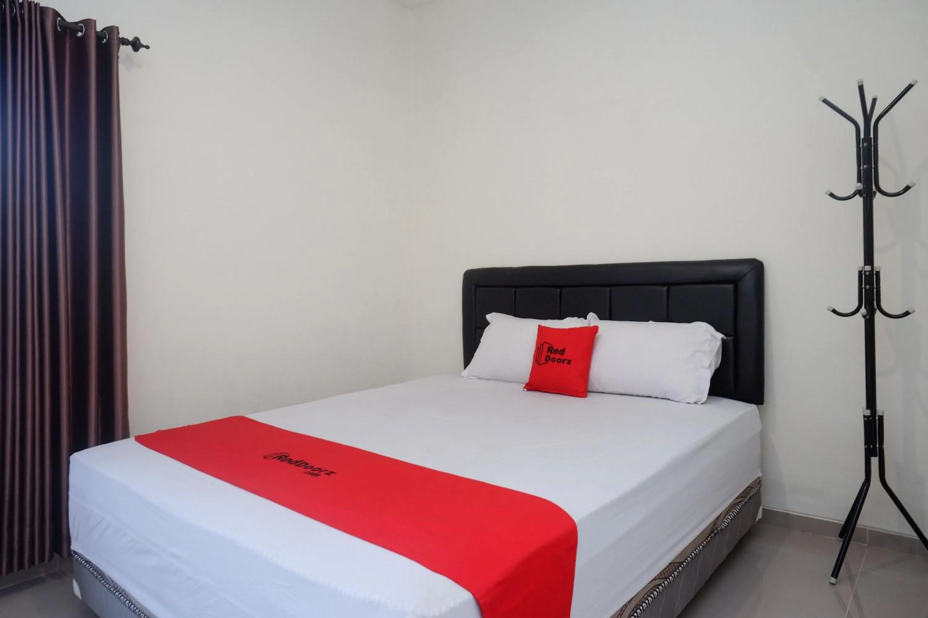 Bedroom, Bed in RedDoorz Syariah near RS Soeradji Pemuda Klaten