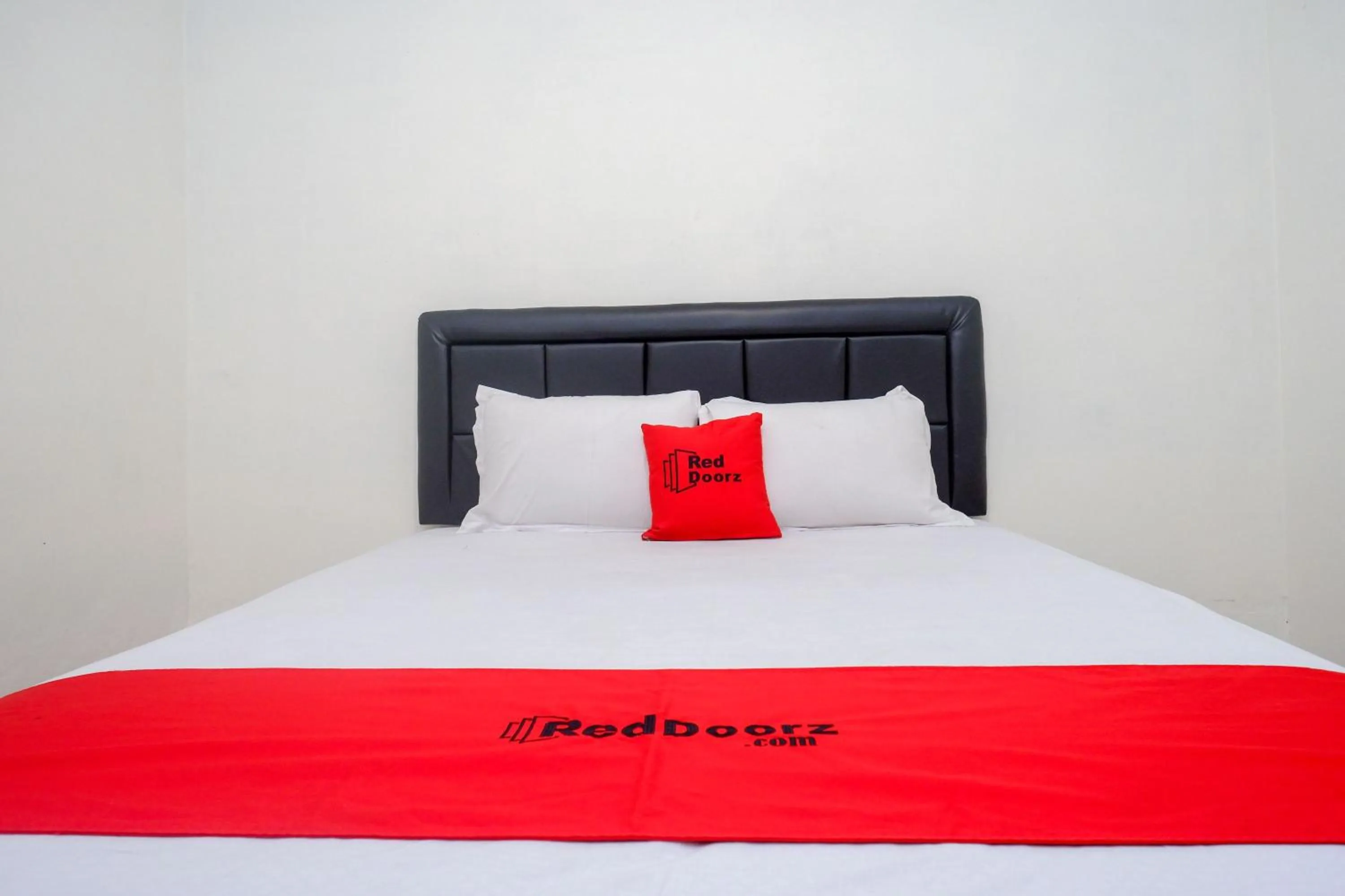 Bedroom, Bed in RedDoorz Syariah near RS Soeradji Pemuda Klaten