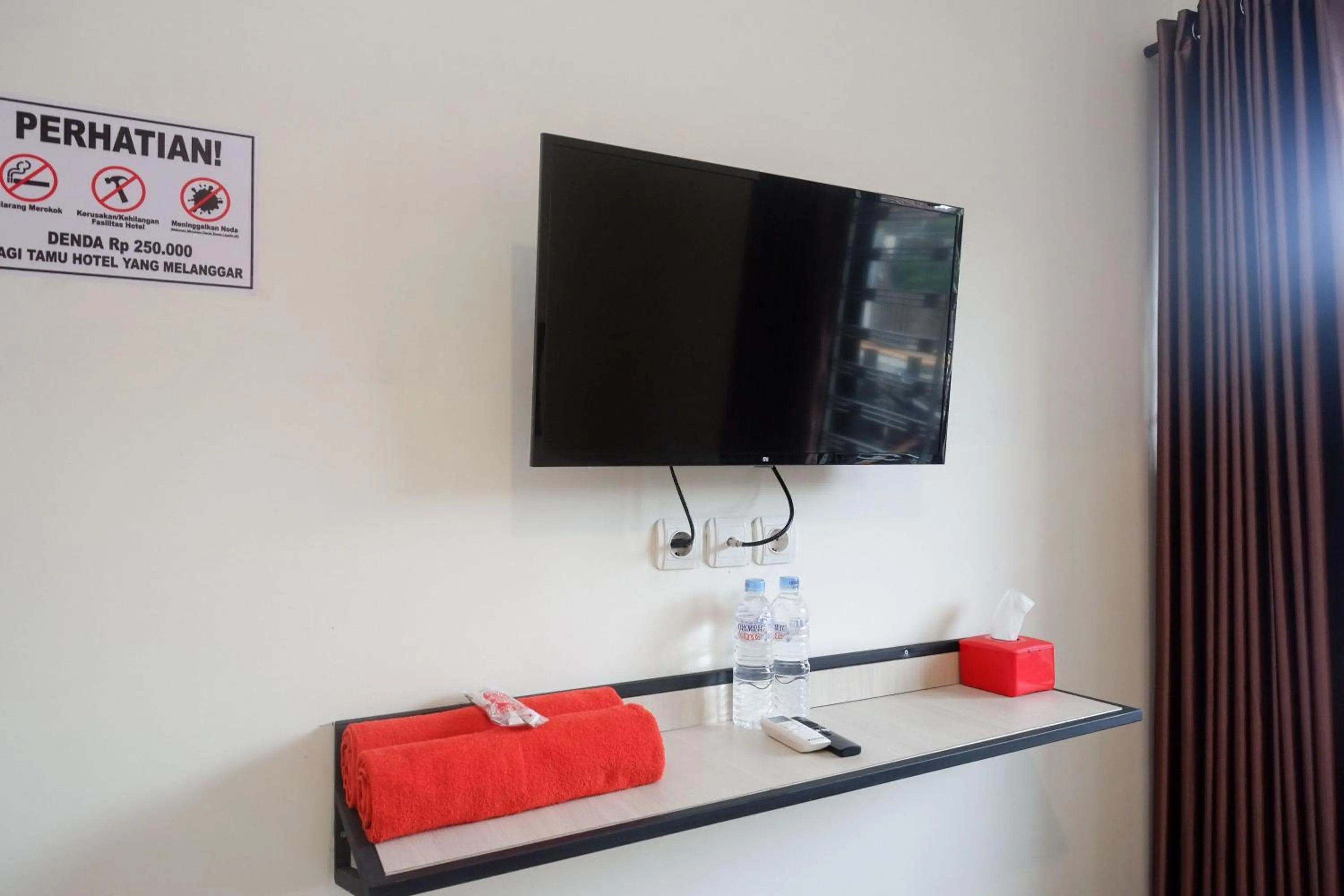 TV and multimedia in RedDoorz Syariah near RS Soeradji Pemuda Klaten