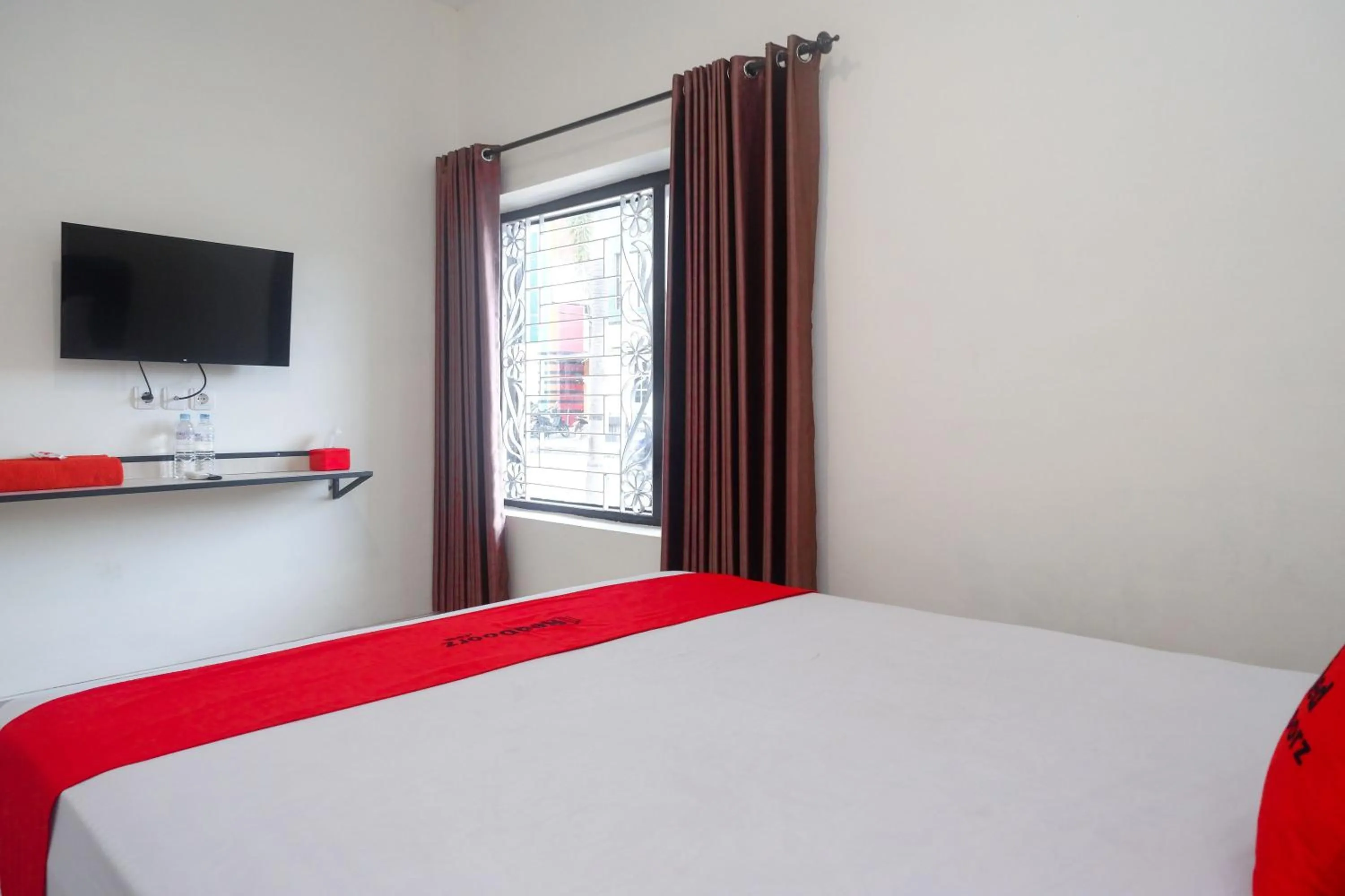 Bedroom, Bed in RedDoorz Syariah near RS Soeradji Pemuda Klaten