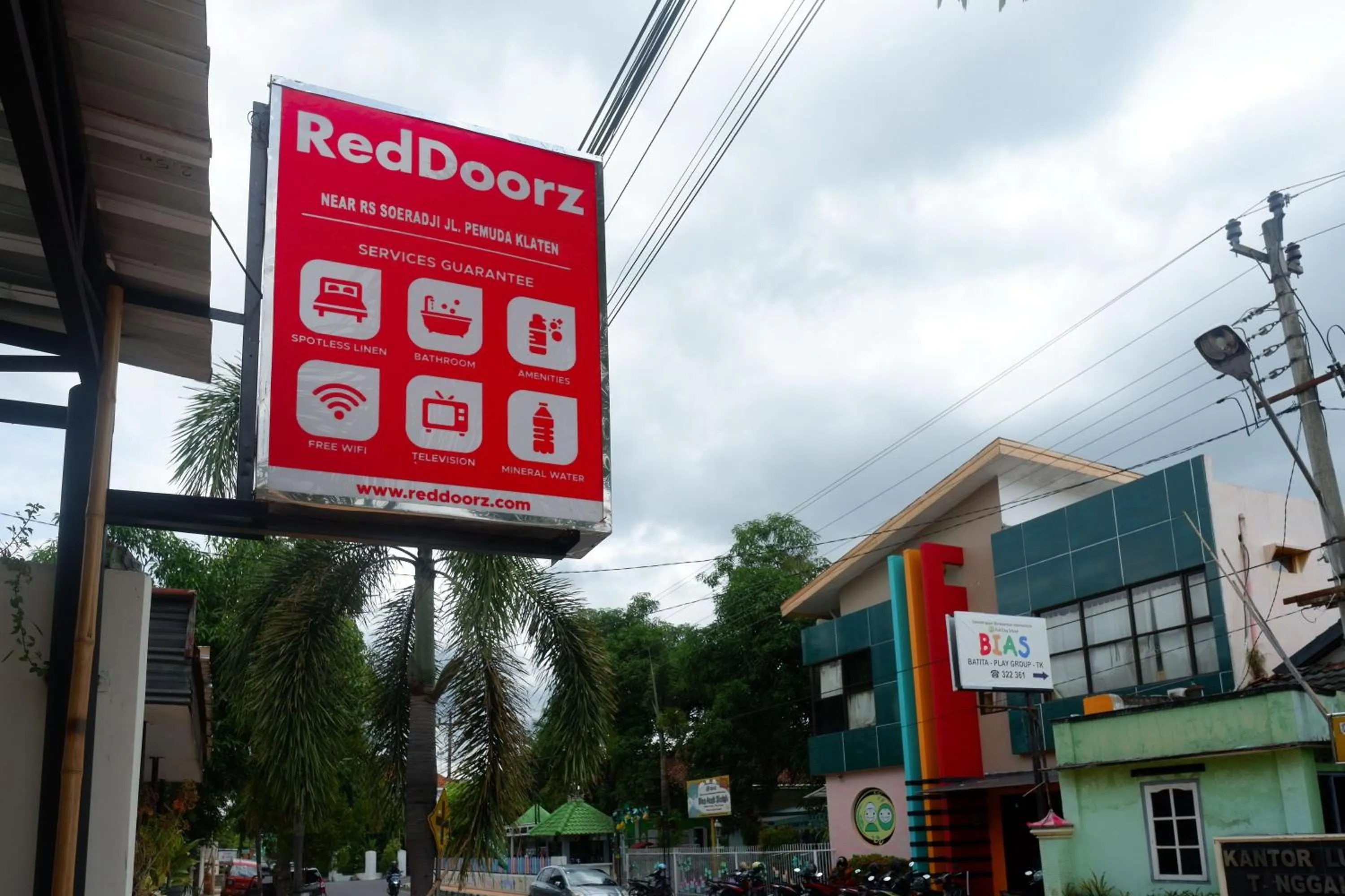 Logo/Certificate/Sign in RedDoorz Syariah near RS Soeradji Pemuda Klaten