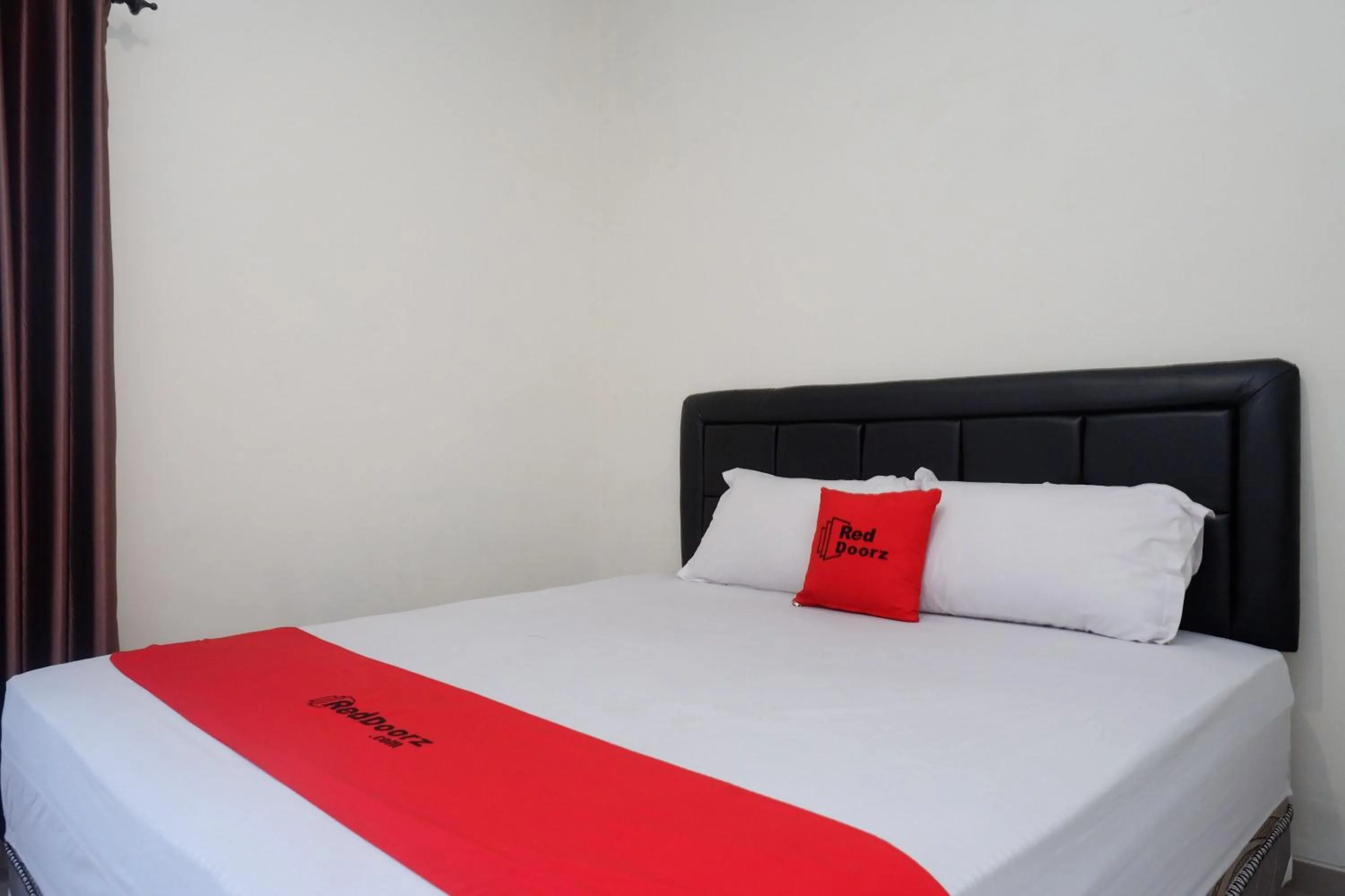 Bedroom, Bed in RedDoorz Syariah near RS Soeradji Pemuda Klaten