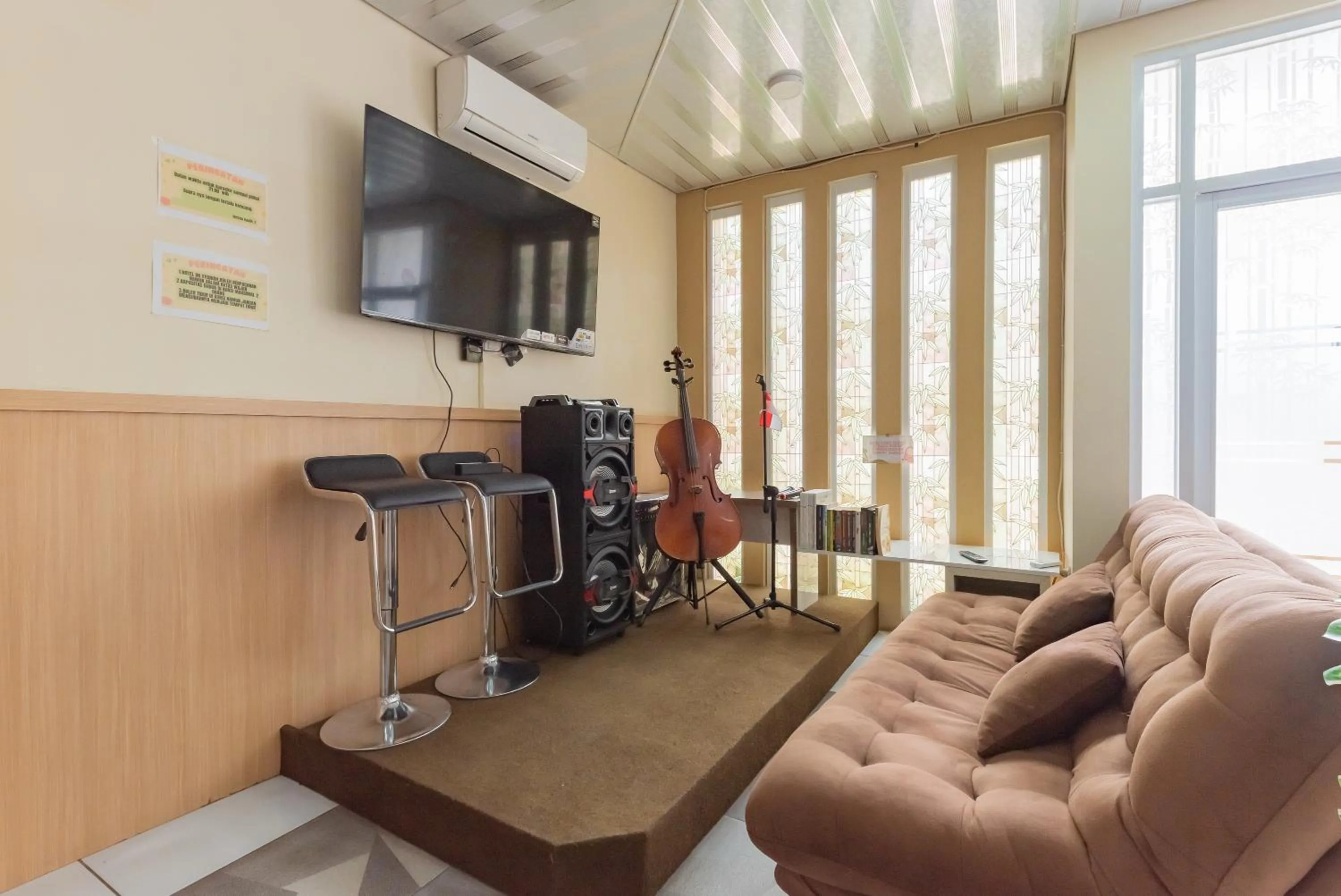 TV and multimedia in Urbanview Syariah Utami Inn Garut by RedDoorz