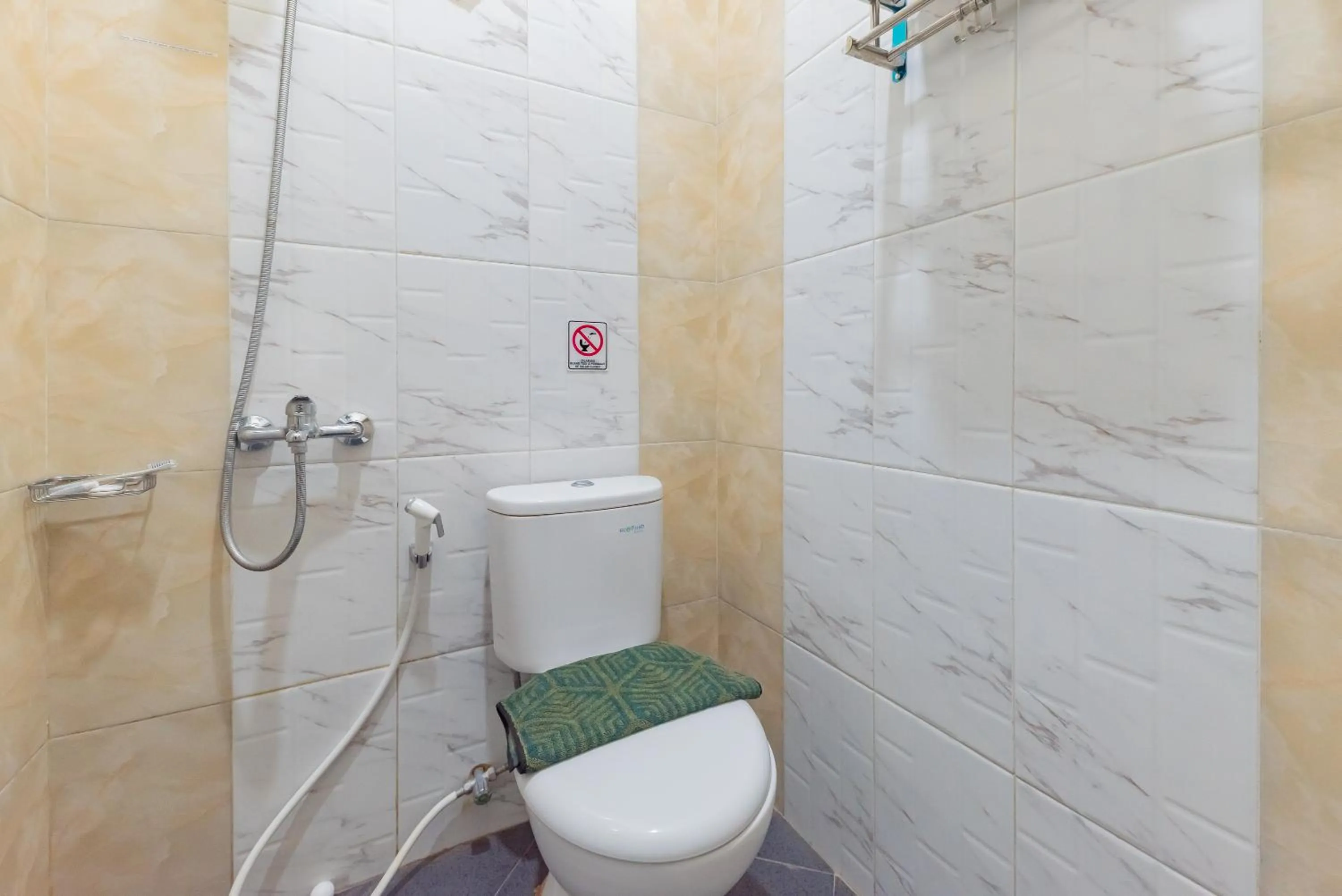 Bathroom in Urbanview Syariah Utami Inn Garut by RedDoorz