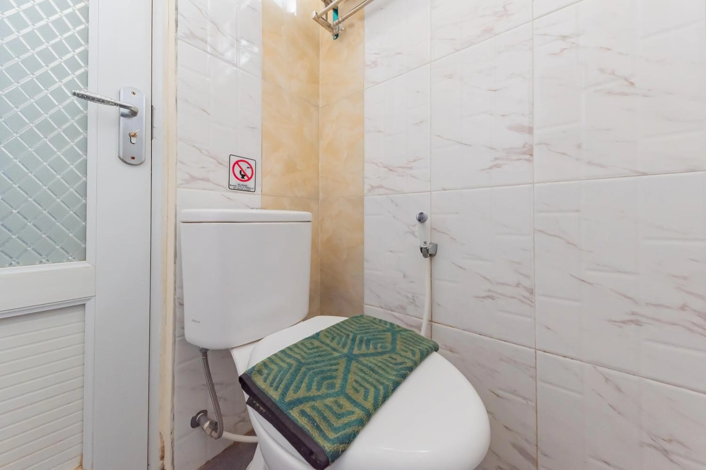 Bathroom in Urbanview Syariah Utami Inn Garut by RedDoorz