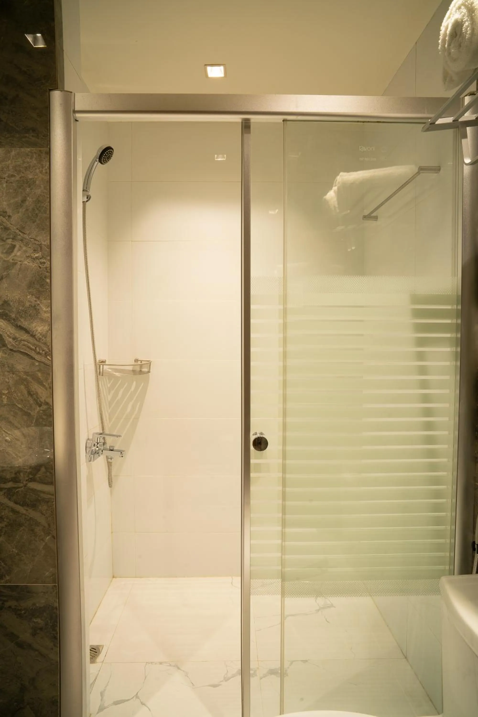 Shower in Madonna Hometel and Suites New Pandan