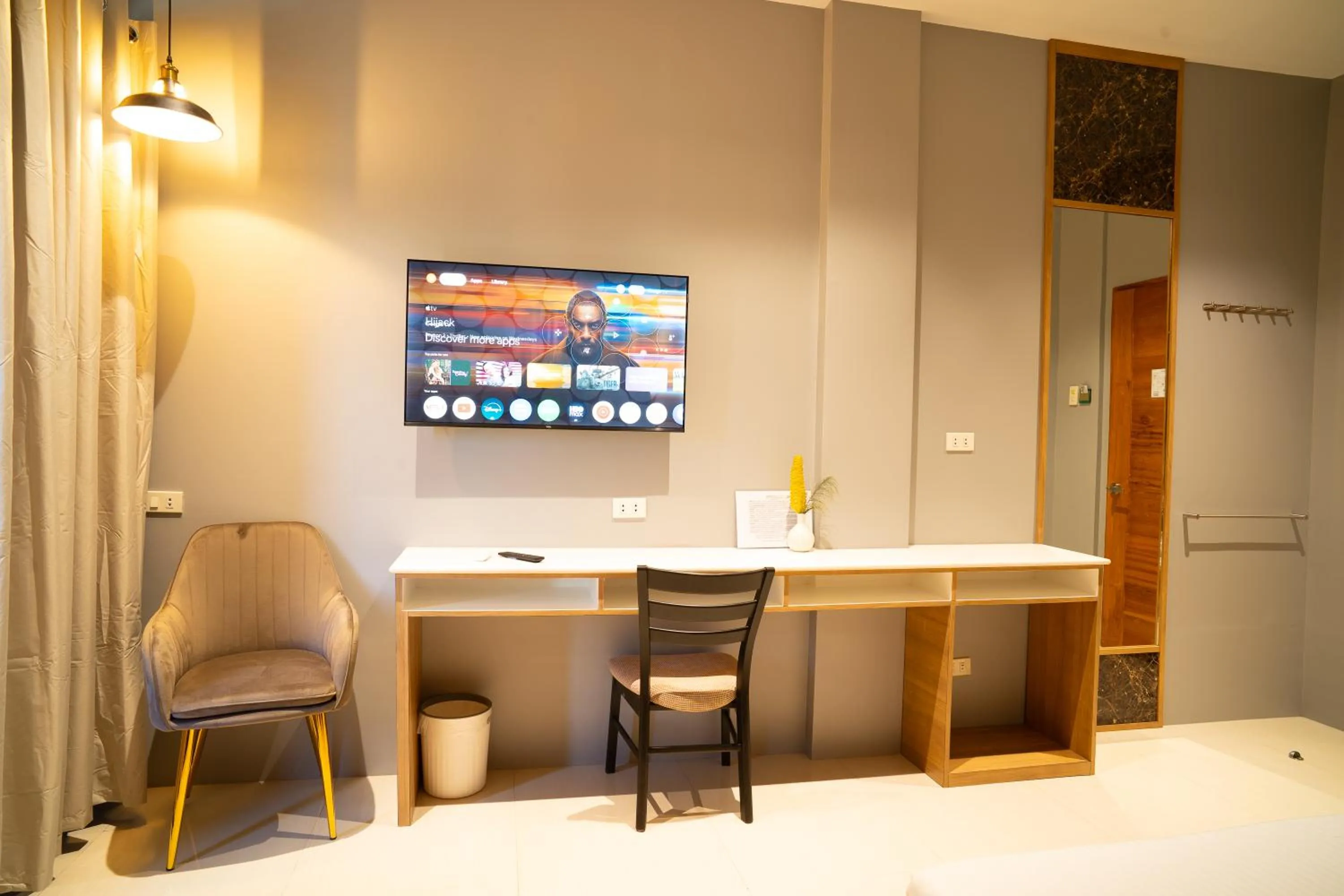 TV and multimedia in Madonna Hometel and Suites New Pandan