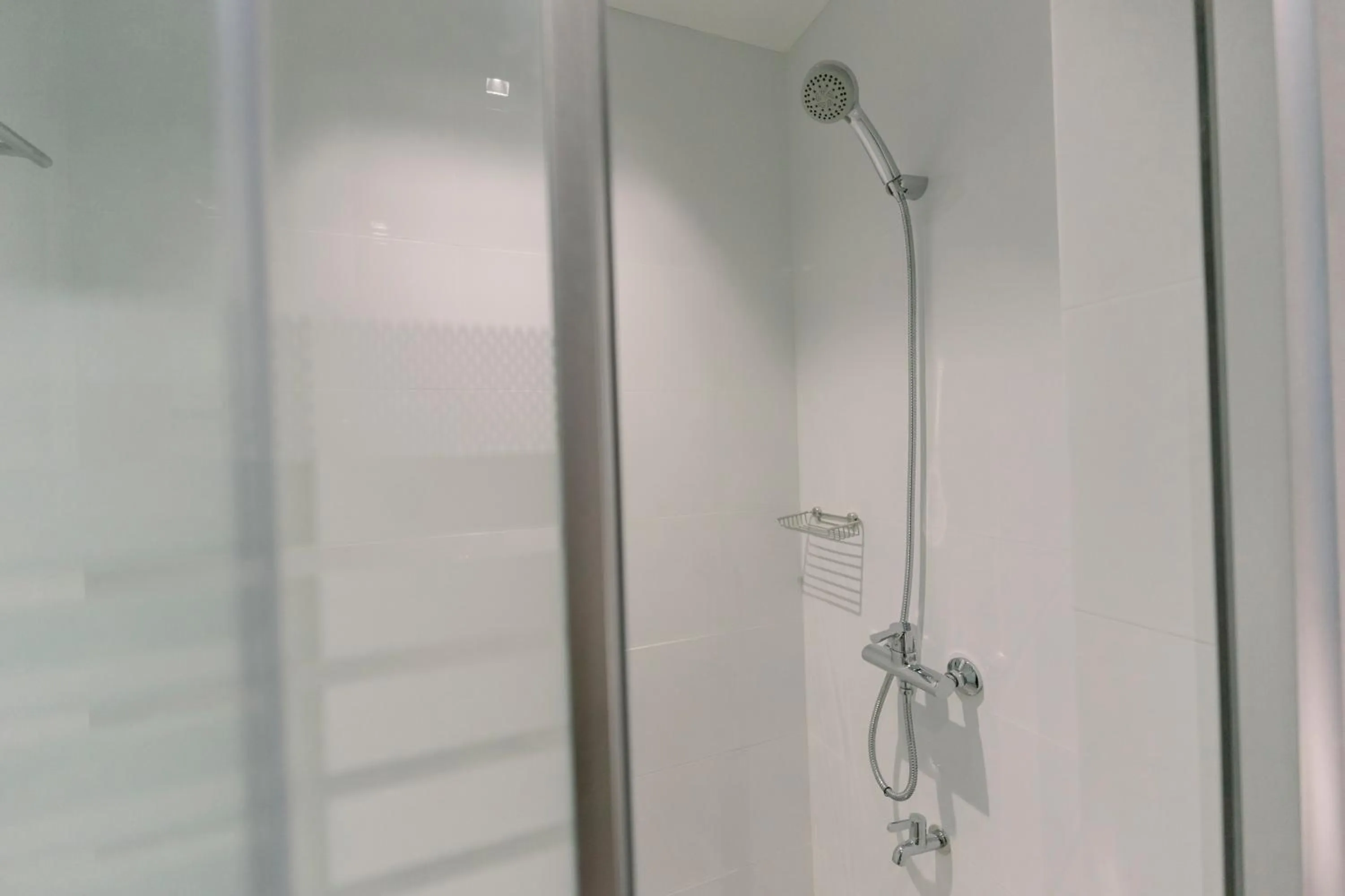 Shower in Madonna Hometel and Suites New Pandan