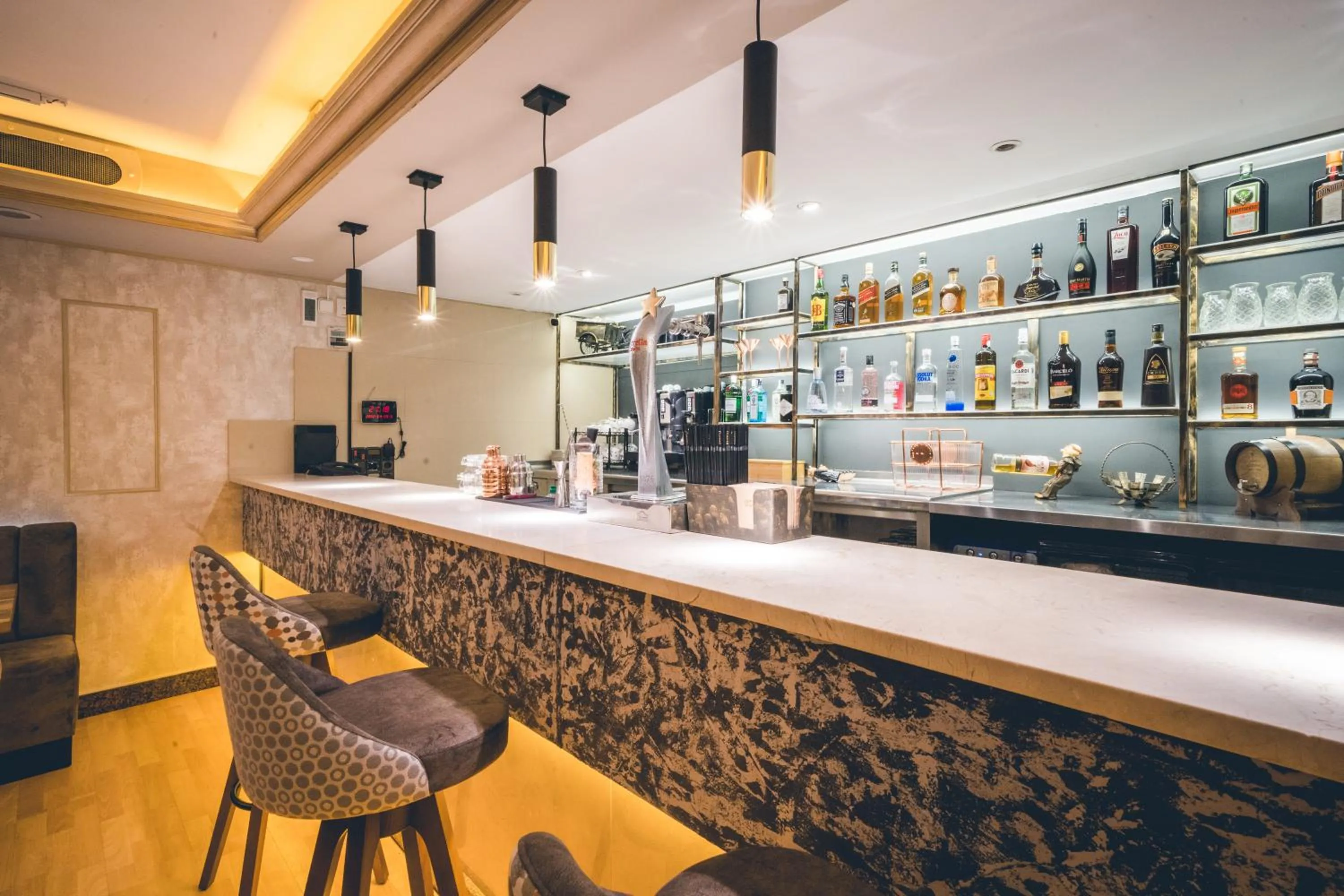 Restaurant/places to eat in Sunotel Junior