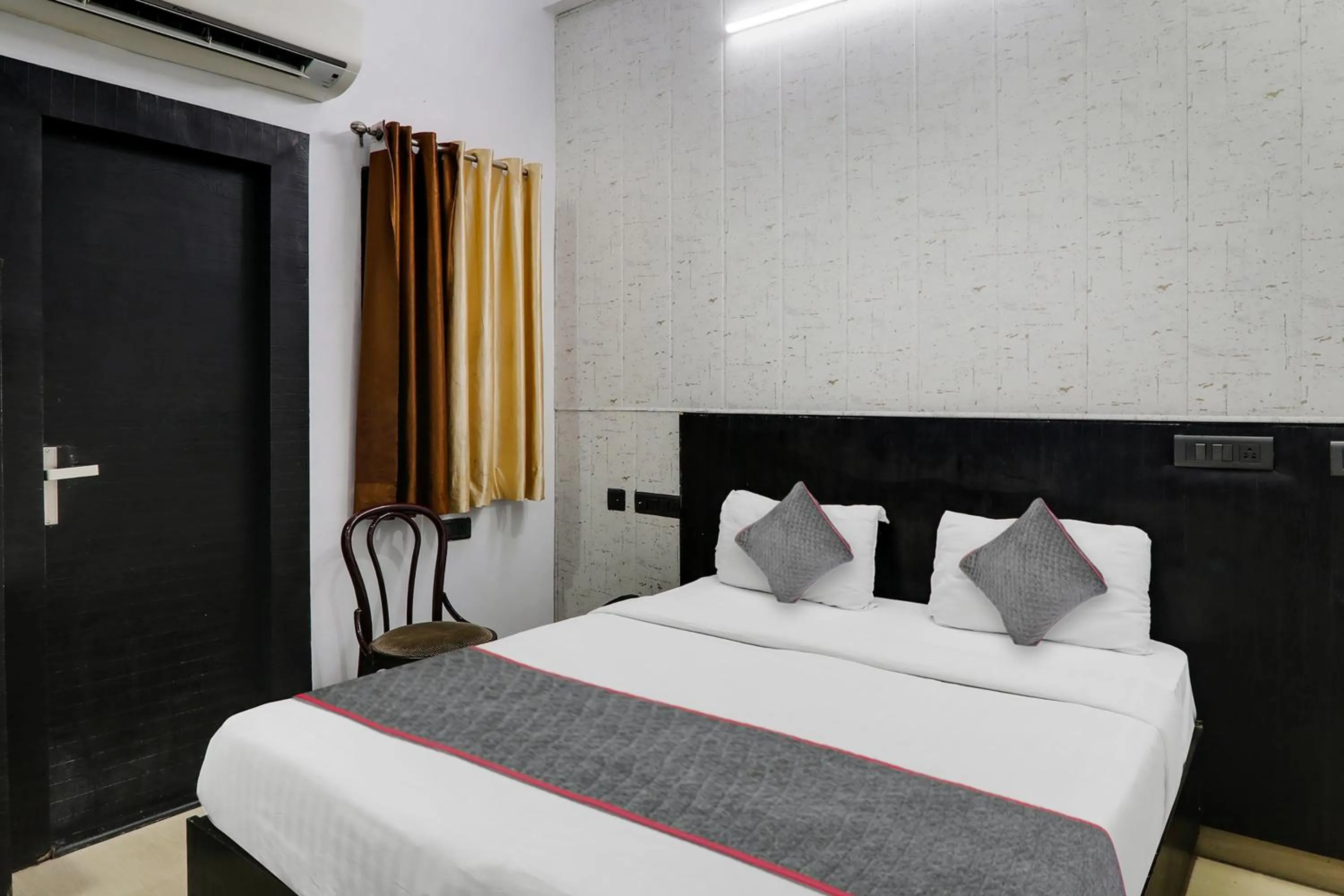 Bedroom, Bed in Super Townhouse Hotel Vaishnavi Inn