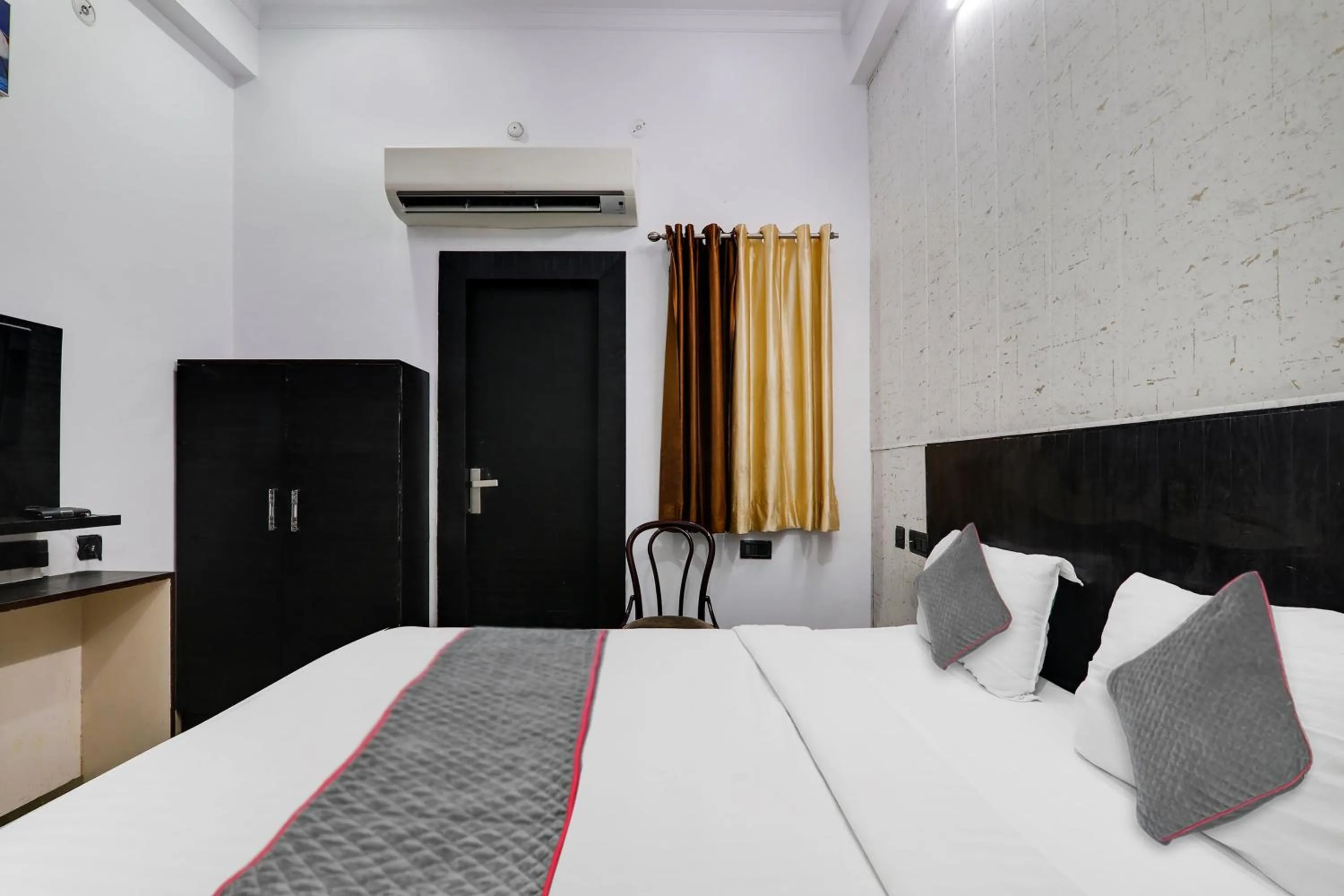 Bedroom, Bed in Super Townhouse Hotel Vaishnavi Inn