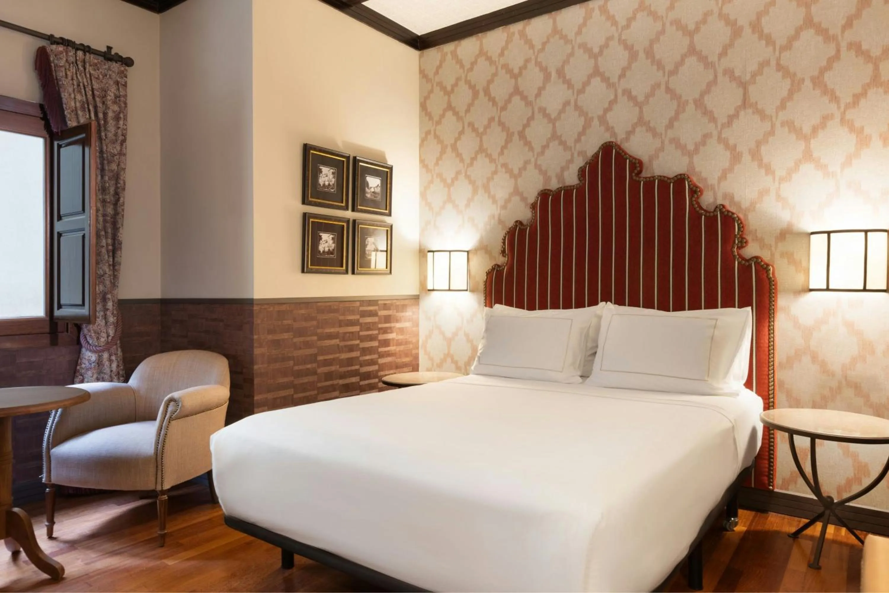 Photo of the whole room, Bed in Hotel Palacio de Santa Paula, Autograph Collection