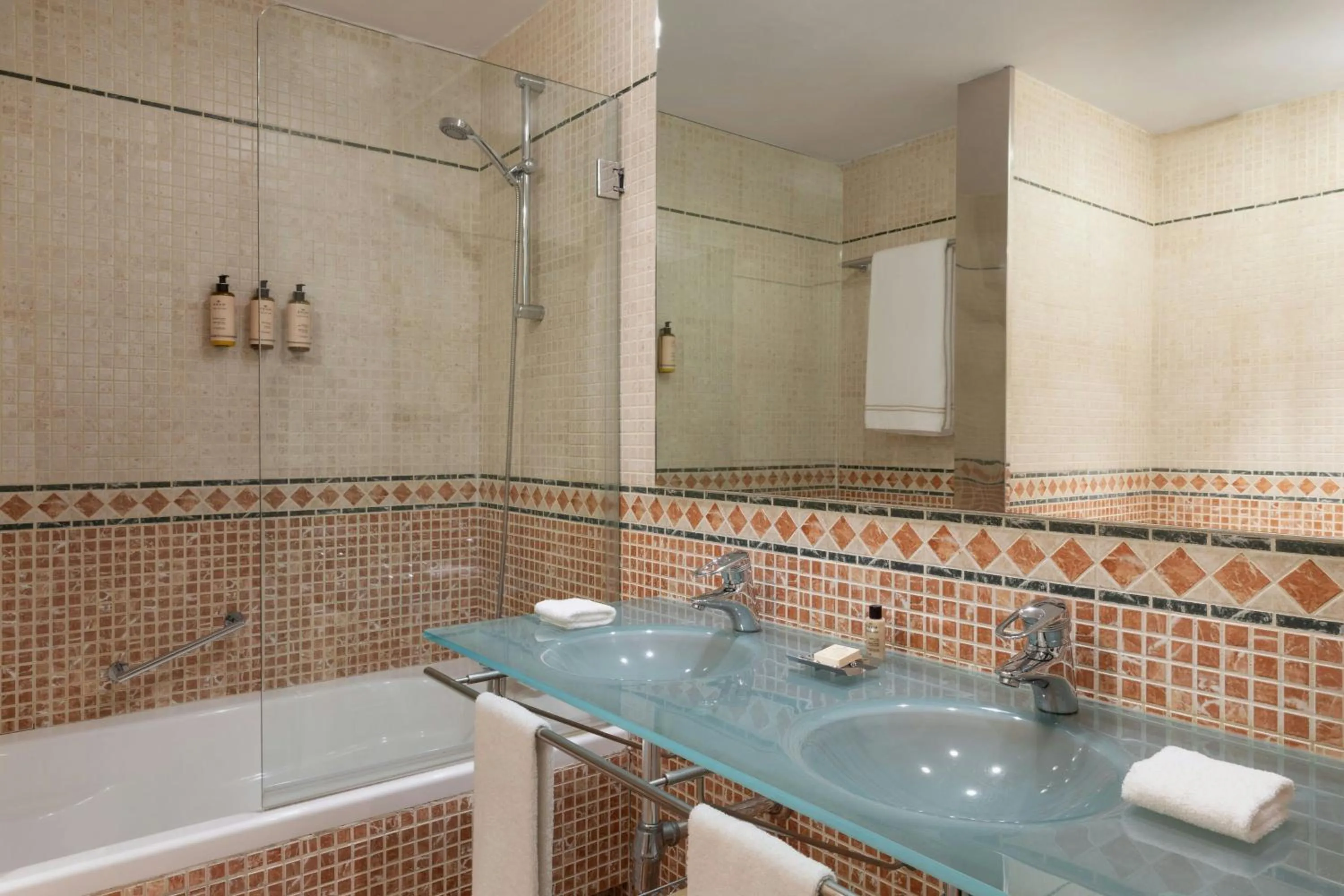 Bathroom in Hotel Palacio de Santa Paula, Autograph Collection