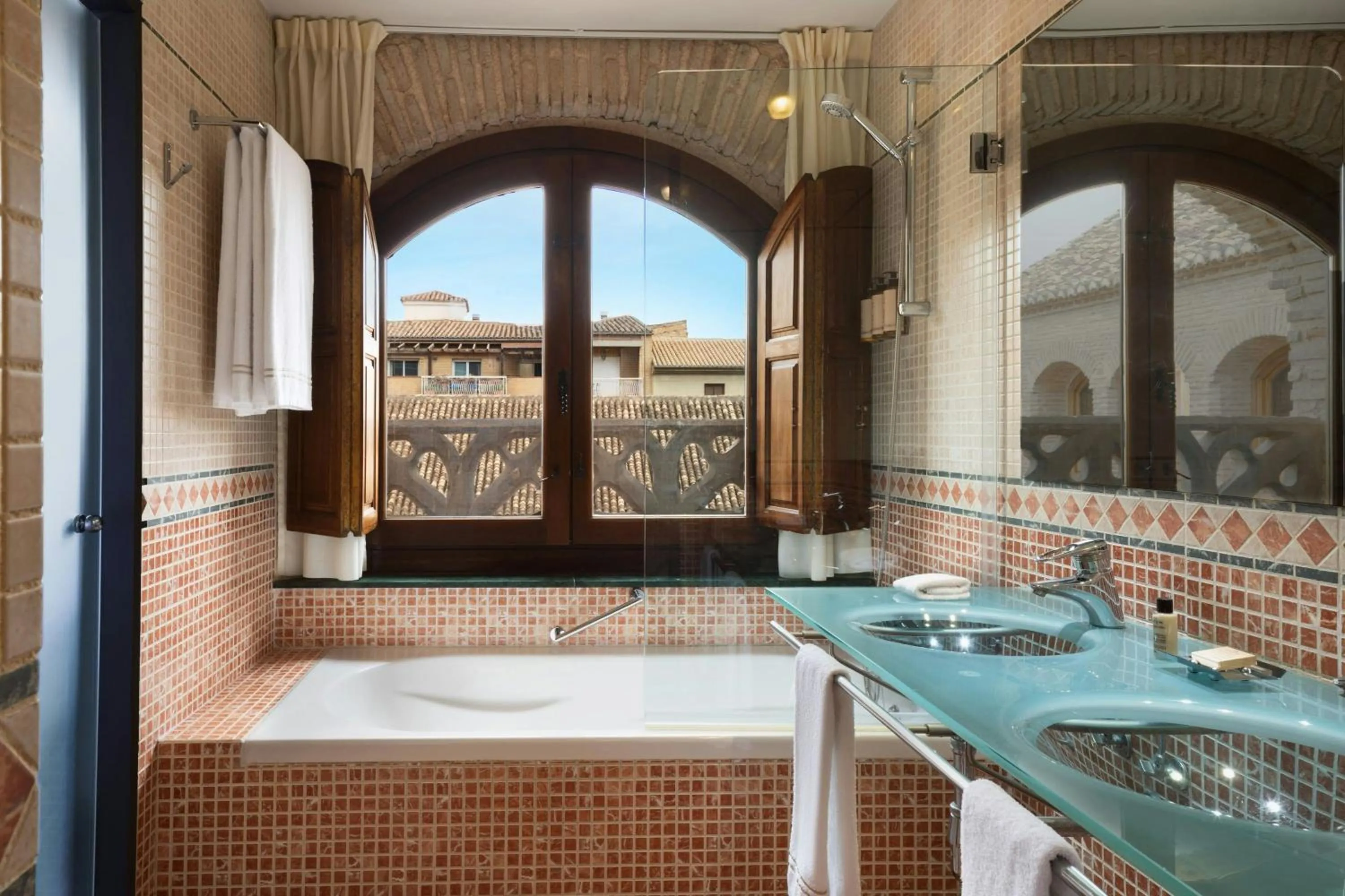 Photo of the whole room in Hotel Palacio de Santa Paula, Autograph Collection