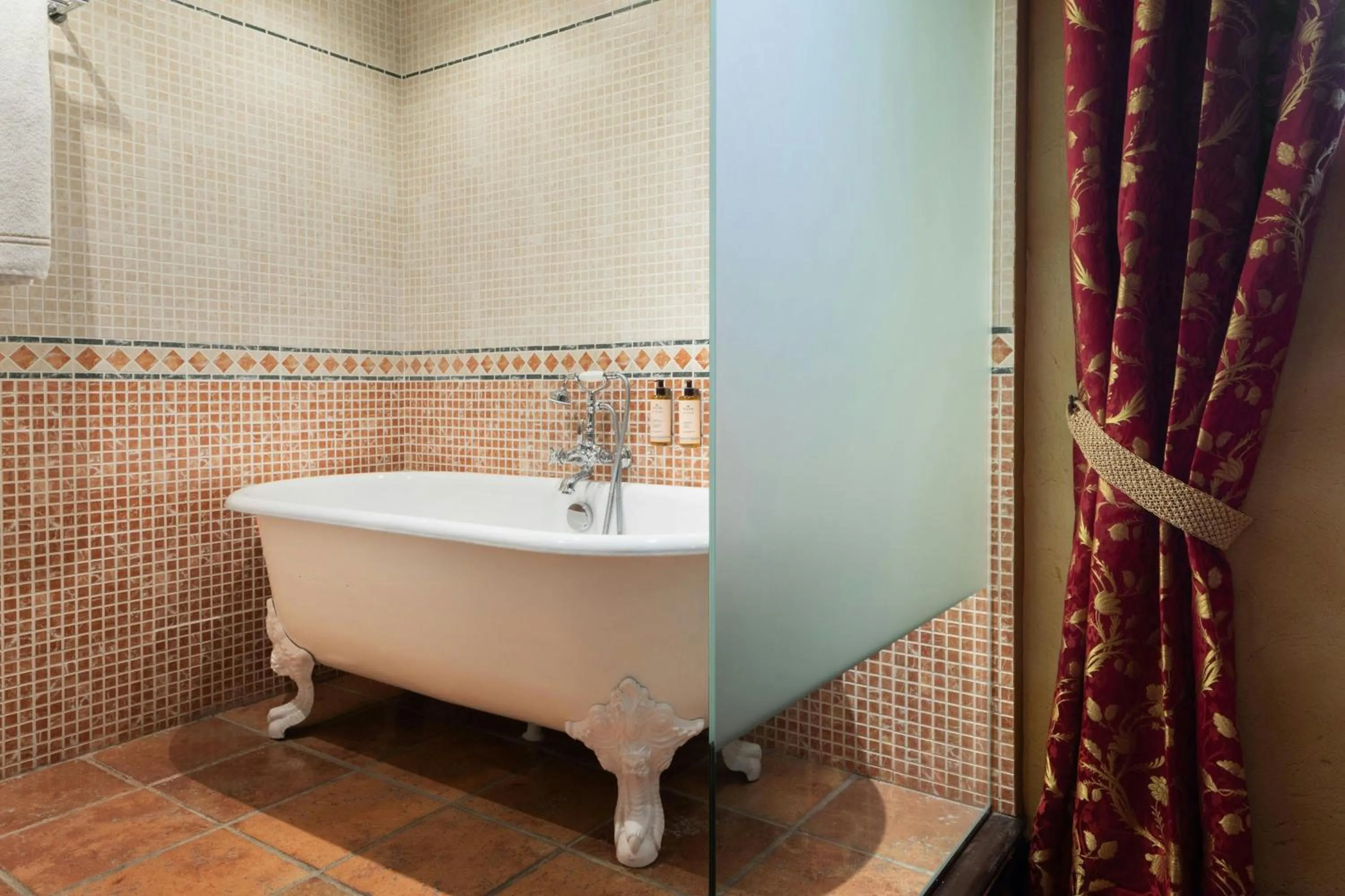Bathroom in Hotel Palacio de Santa Paula, Autograph Collection