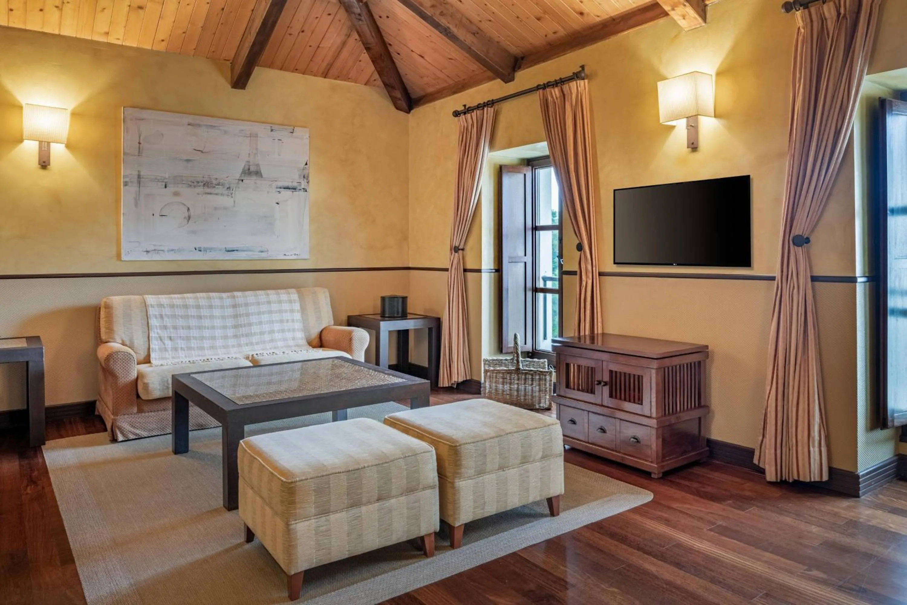 Living room, Bed in Hotel Palacio del Carmen, Autograph Collection