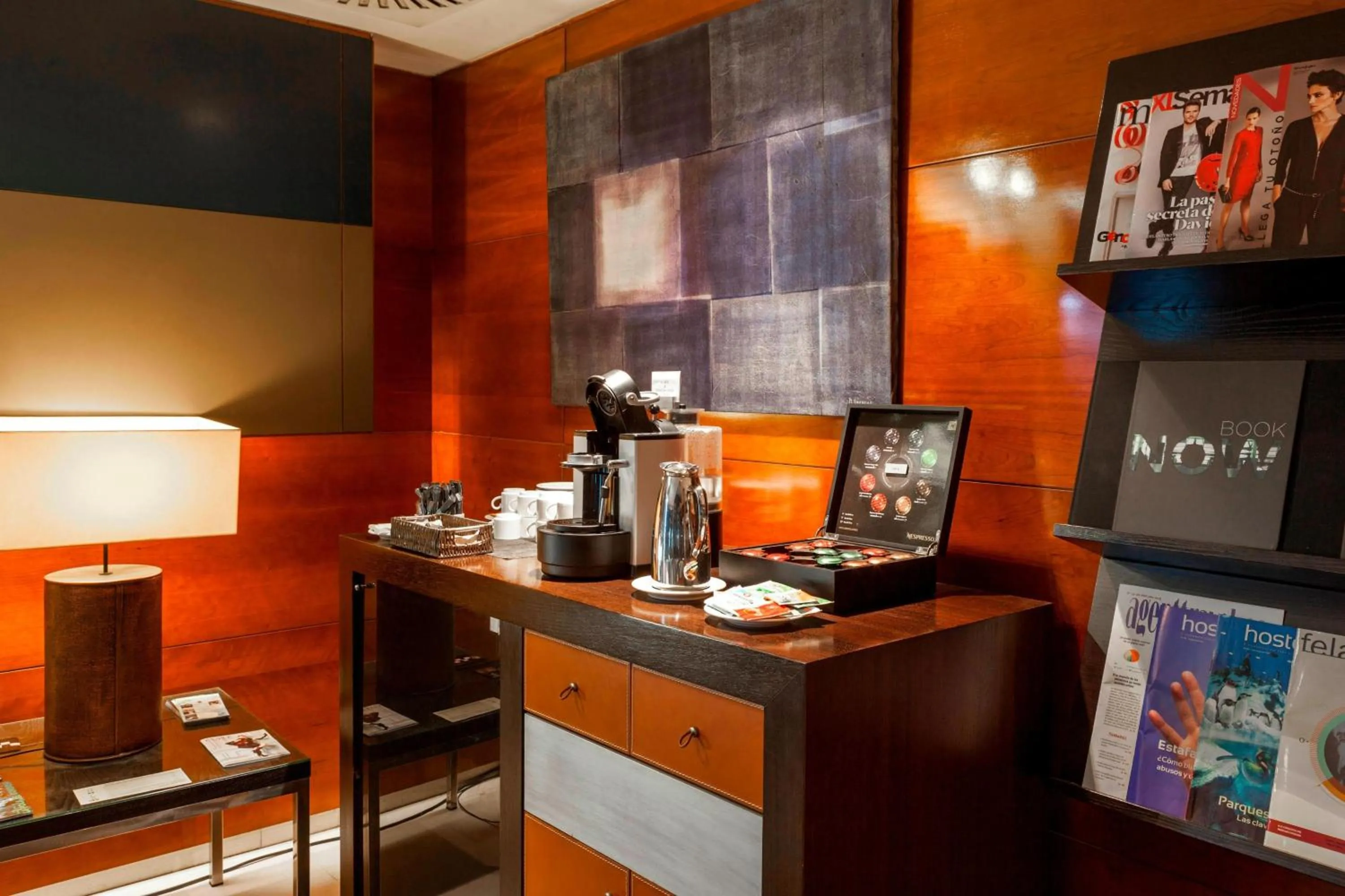 Lounge or bar in AC Hotel León San Antonio by Marriott