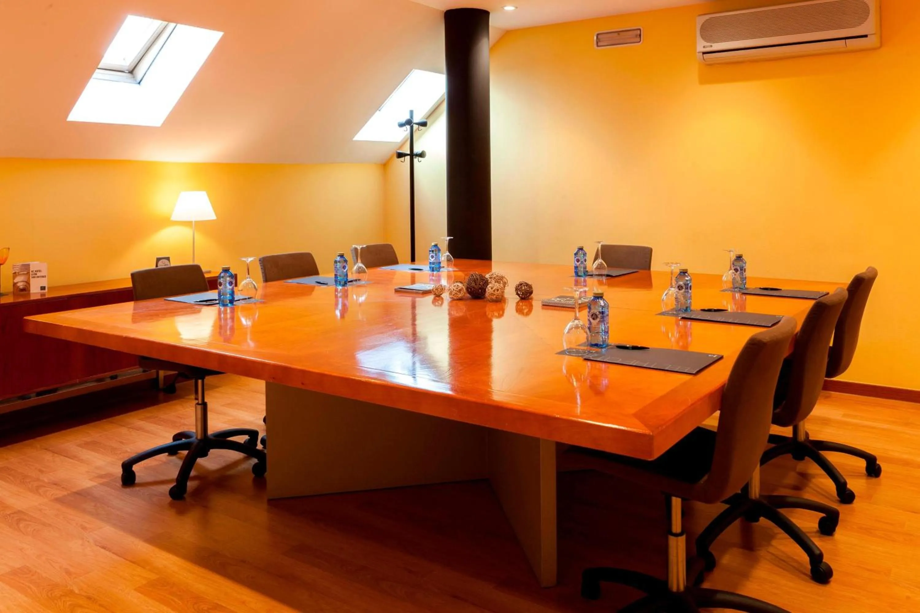 Meeting/conference room in AC Hotel León San Antonio by Marriott