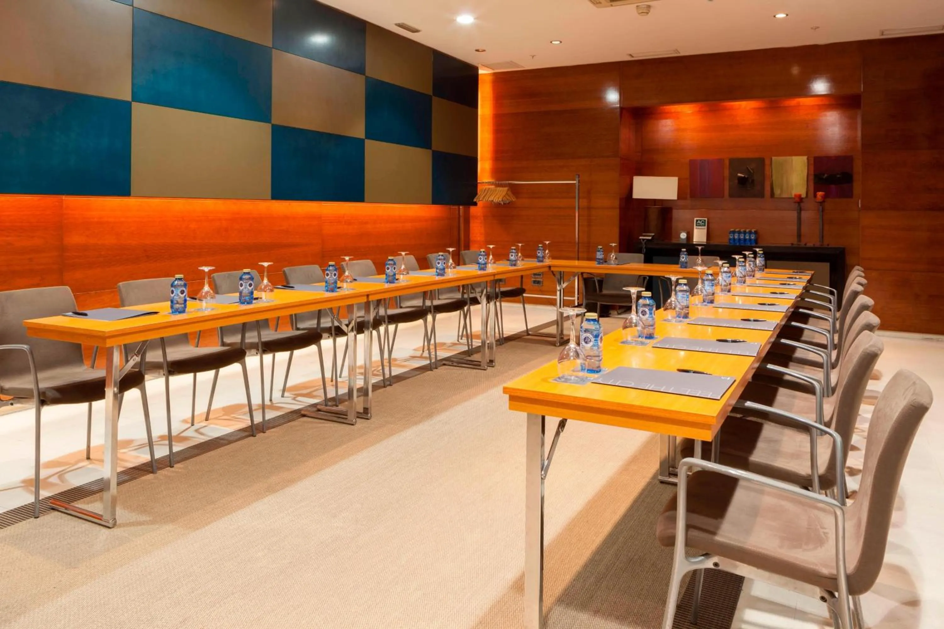 Meeting/conference room in AC Hotel León San Antonio by Marriott