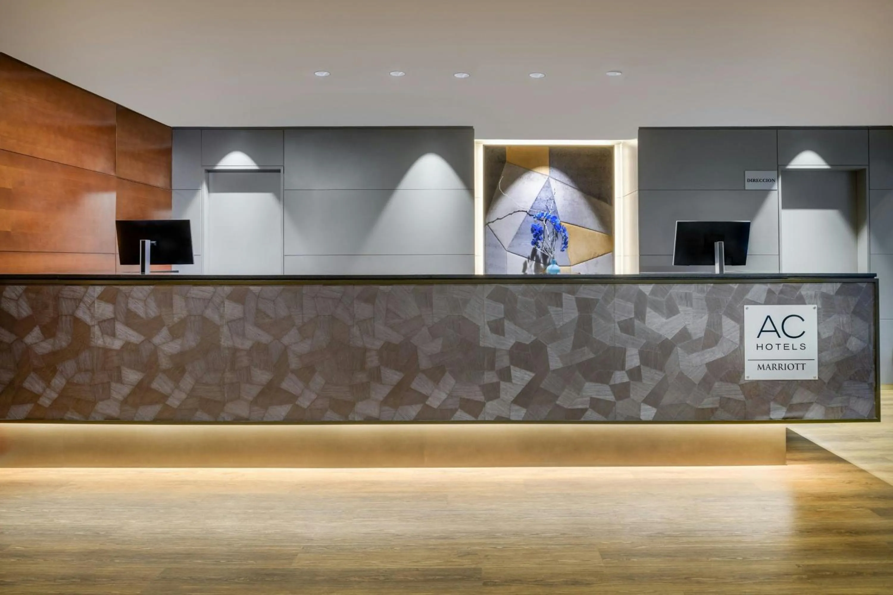 Lobby or reception in AC Hotel León San Antonio by Marriott