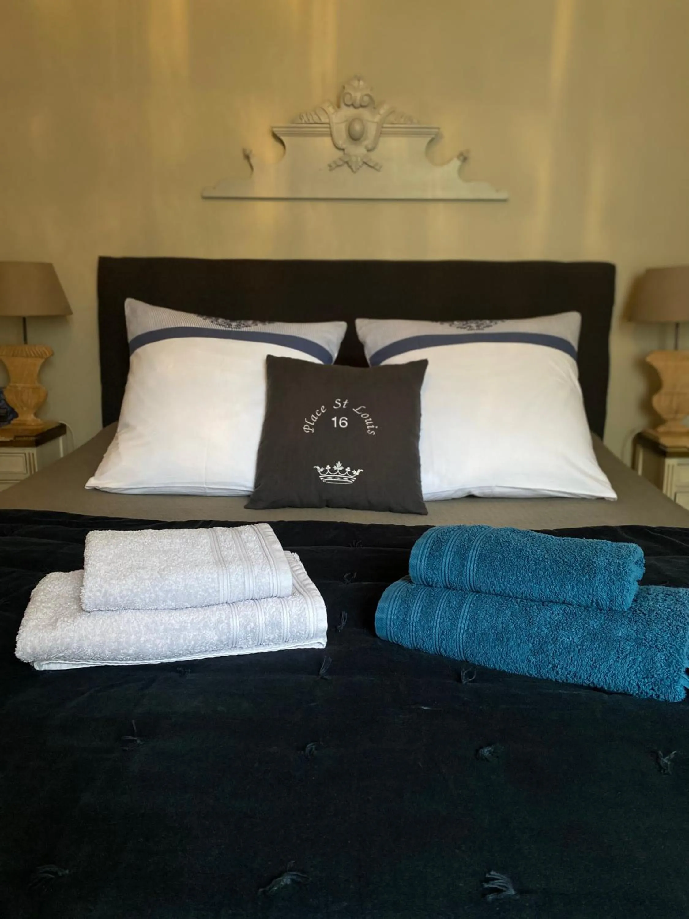 Bed in Au 16 Place Saint Louis