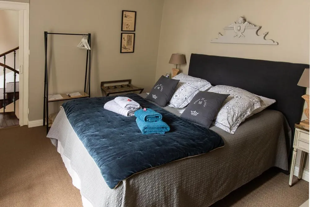 Bed in Au 16 Place Saint Louis
