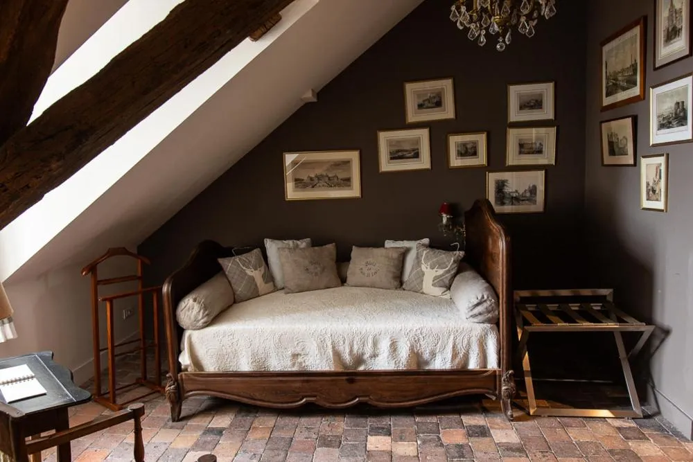 Bed in Au 16 Place Saint Louis