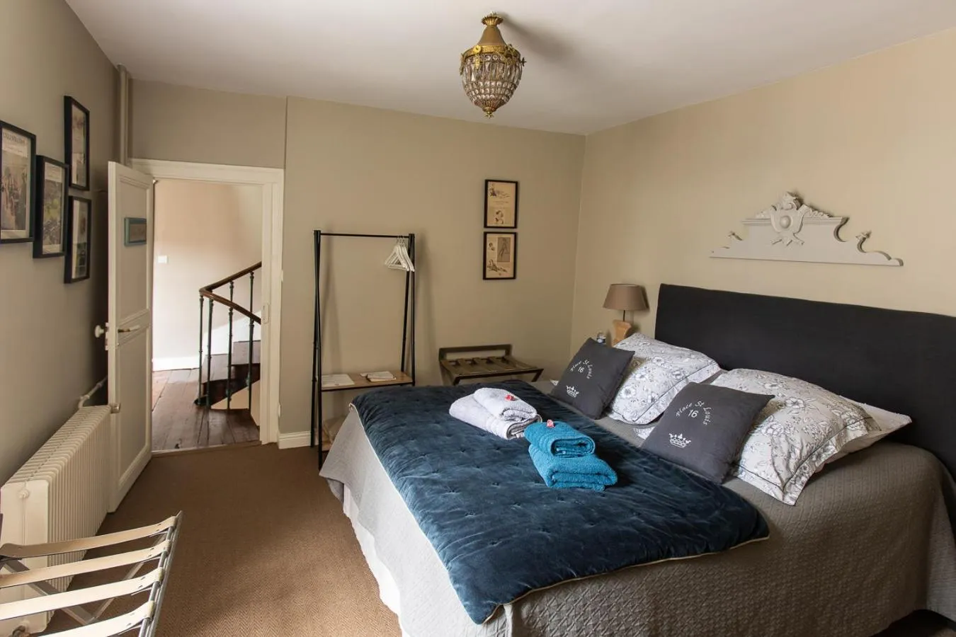 Bed in Au 16 Place Saint Louis