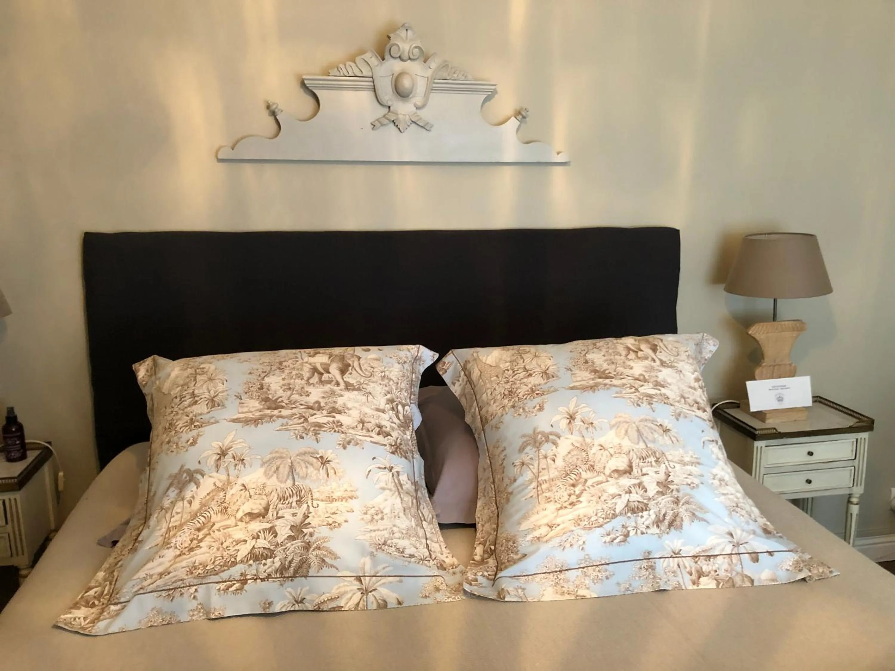 Bed in Au 16 Place Saint Louis