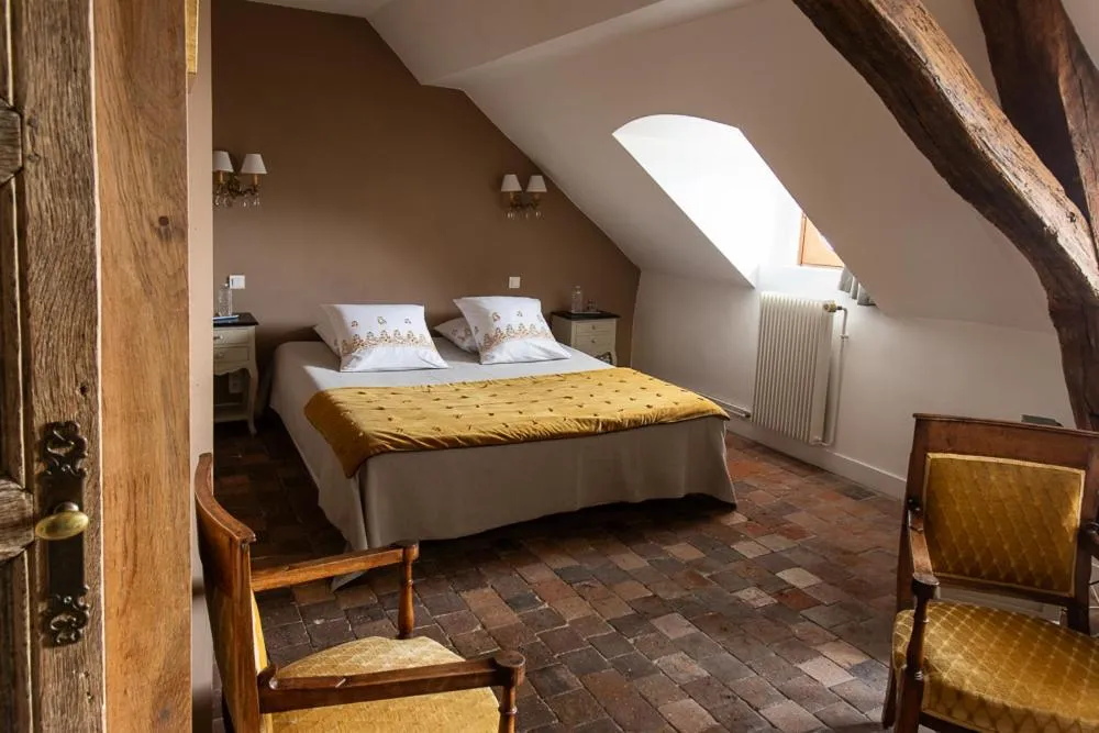 Bed in Au 16 Place Saint Louis