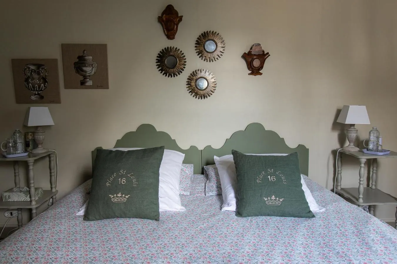 Bed in Au 16 Place Saint Louis