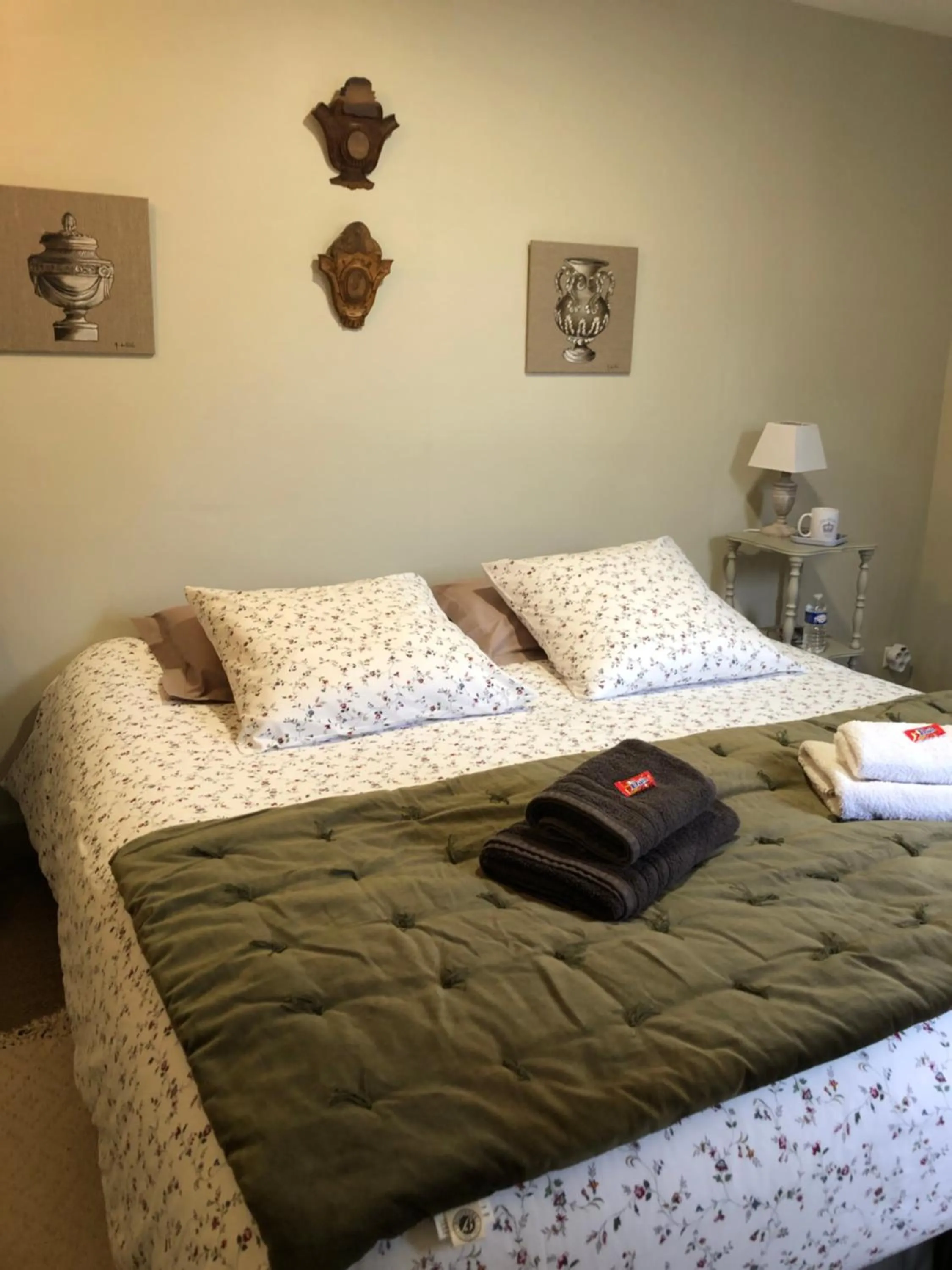 Bed in Au 16 Place Saint Louis