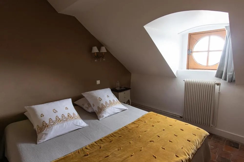 Bed in Au 16 Place Saint Louis