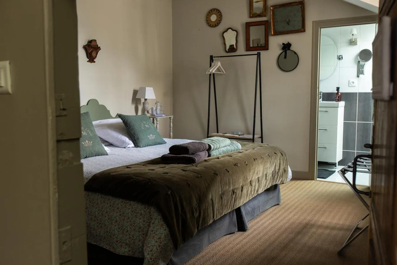 Bed in Au 16 Place Saint Louis