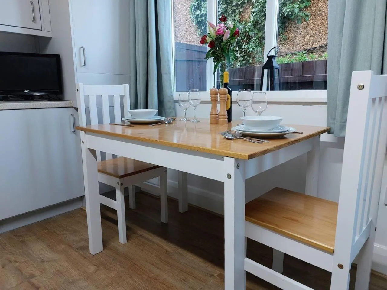 furniture in 1 Bed - Sleeps 2 - Free Parking - Wi-Fi