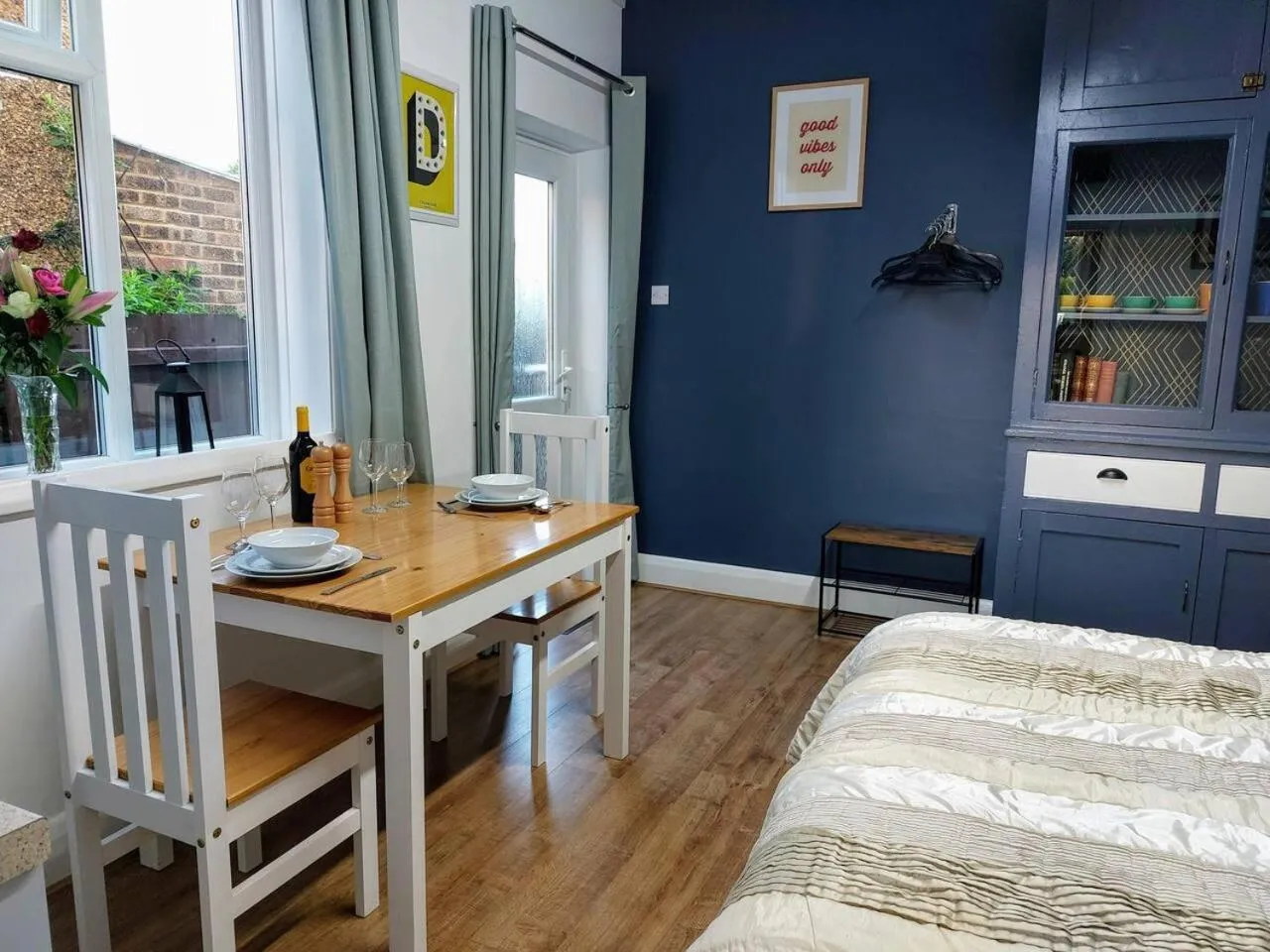 furniture in 1 Bed - Sleeps 2 - Free Parking - Wi-Fi