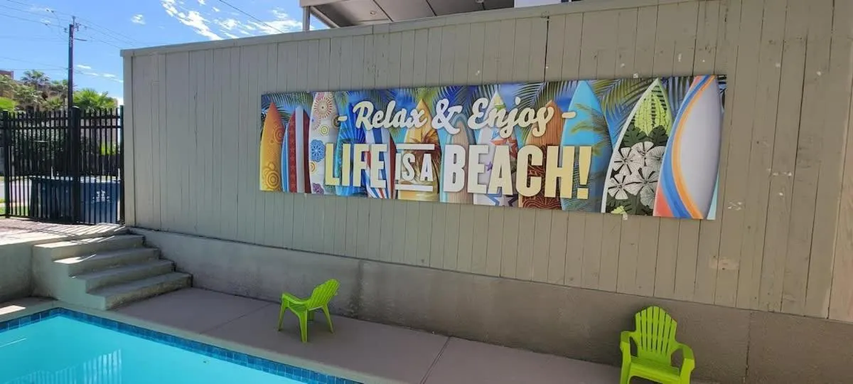 Swimming pool in Bahama Mama House