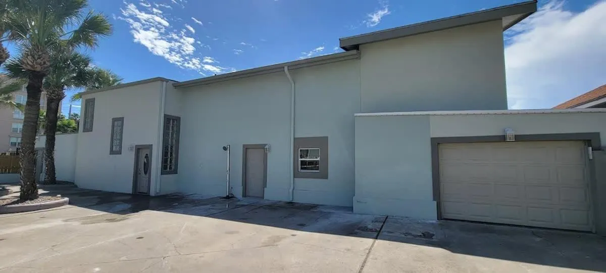 Property building in Bahama Mama House