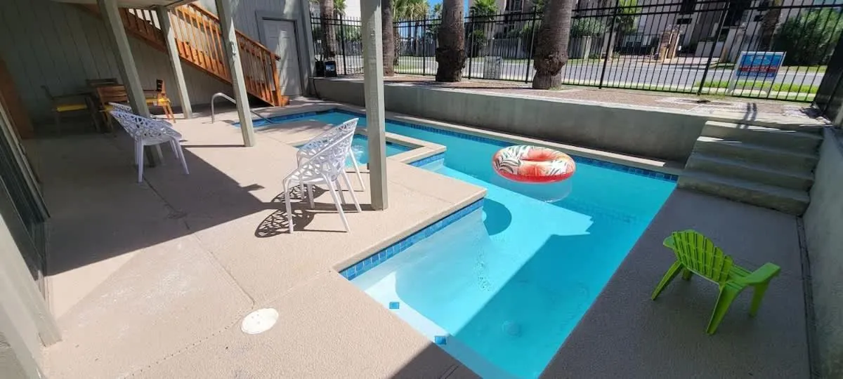 Swimming pool in Bahama Mama House