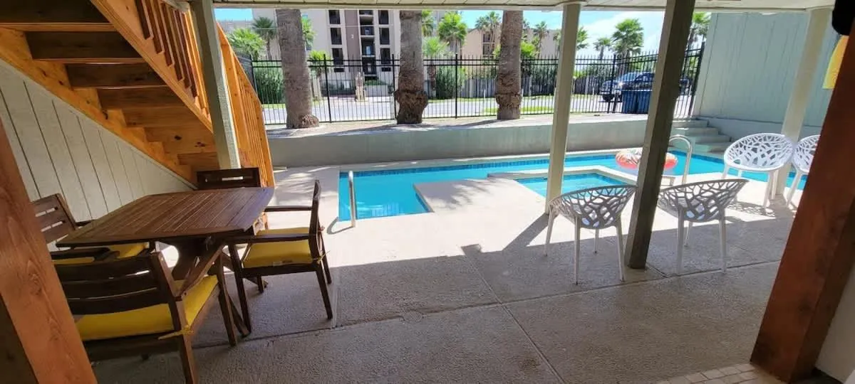Swimming pool in Bahama Mama House