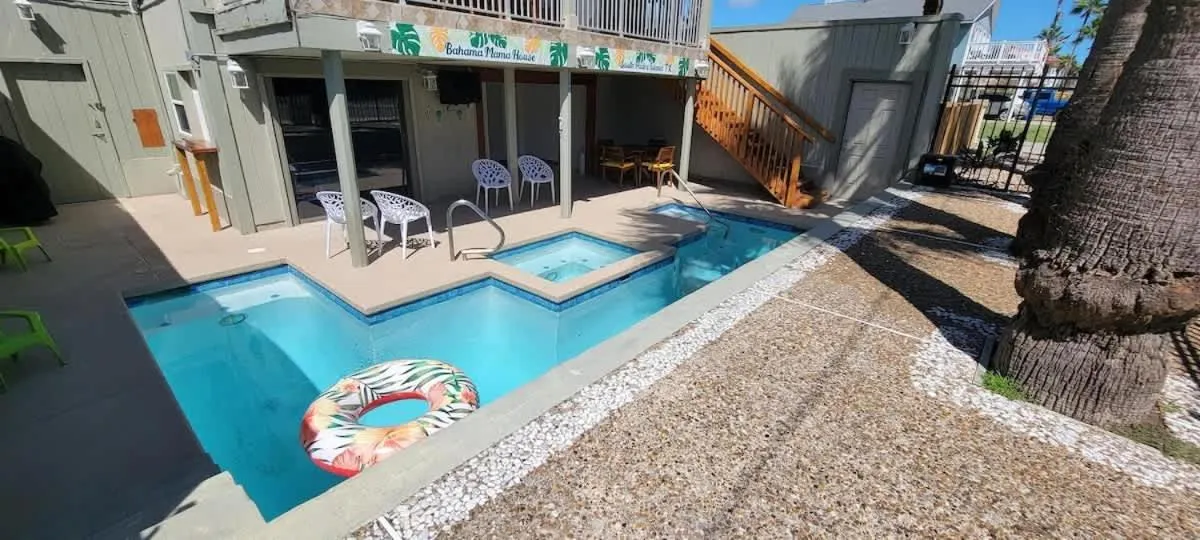 Swimming pool in Bahama Mama House