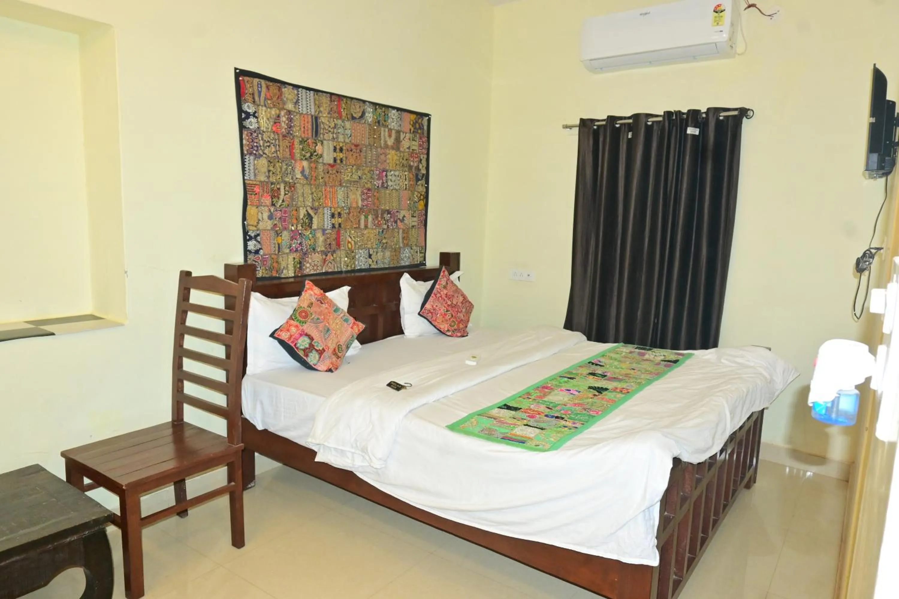 Shower, Bed in Relax Inn Jaisalmer