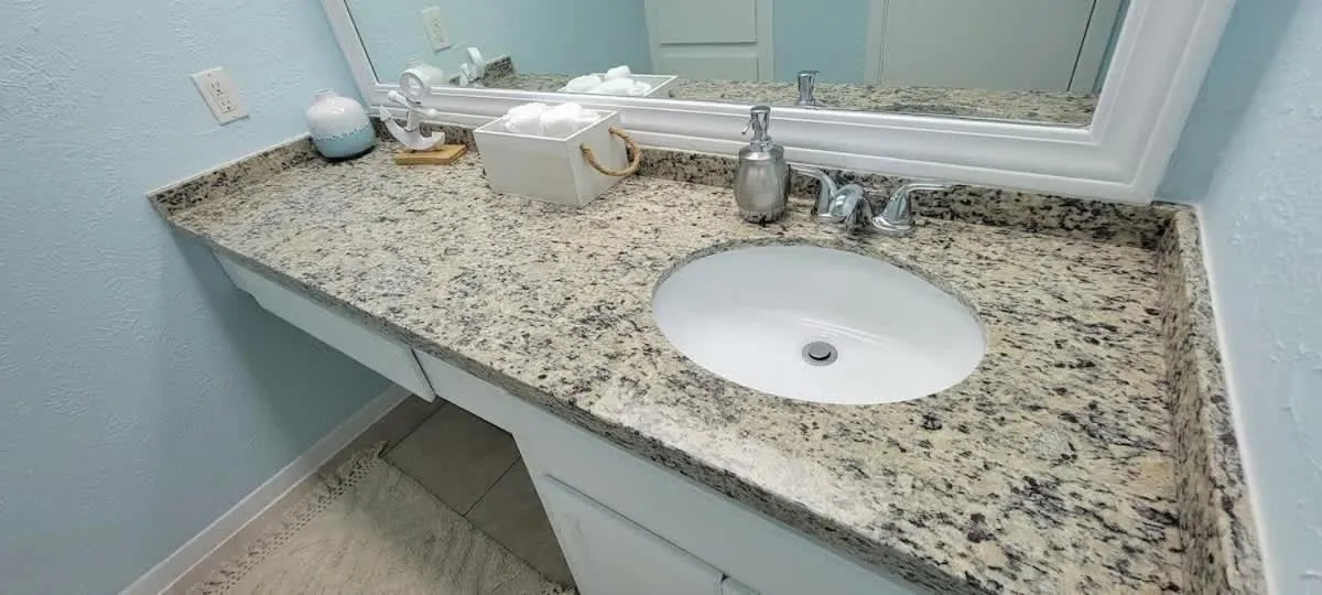 Photo of the whole room in Tiki Condo 261