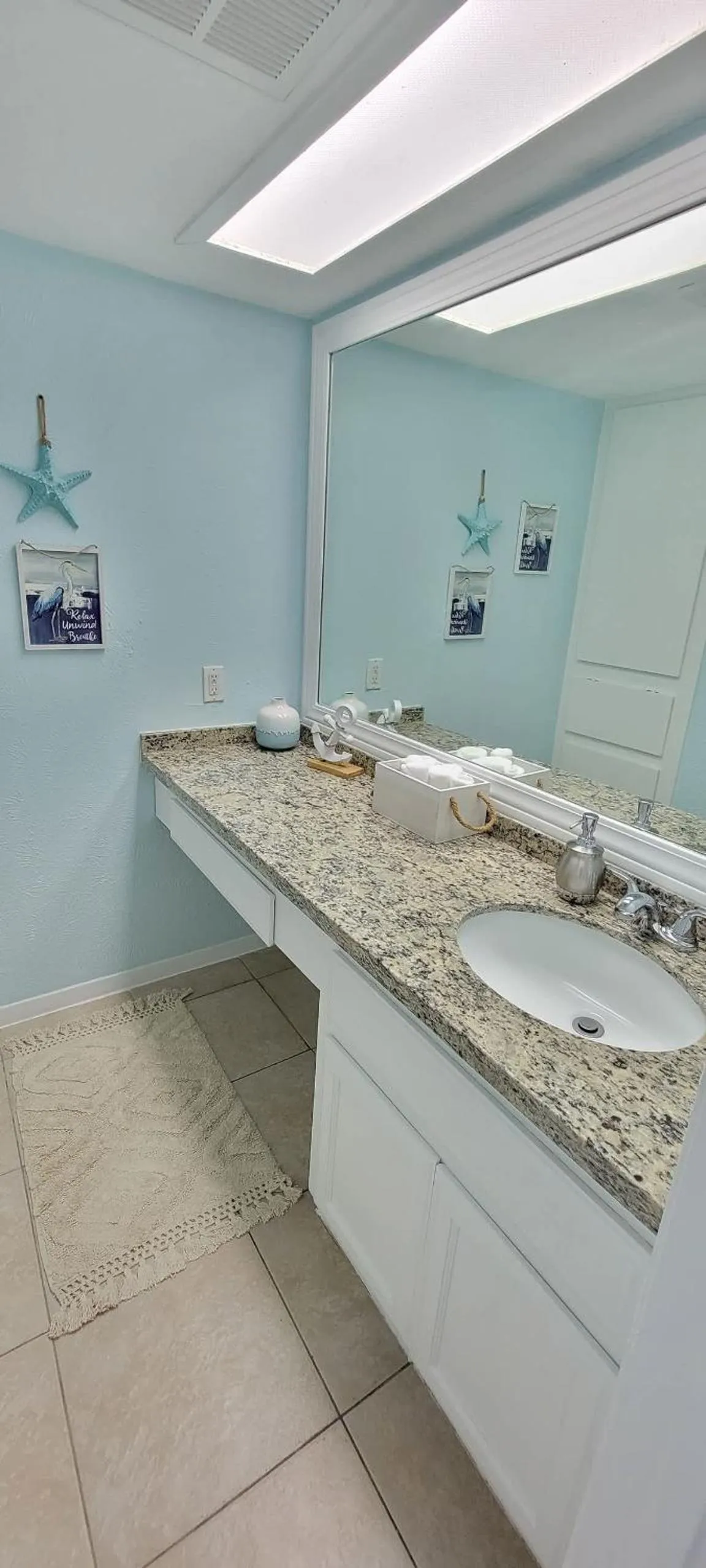 Photo of the whole room in Tiki Condo 261