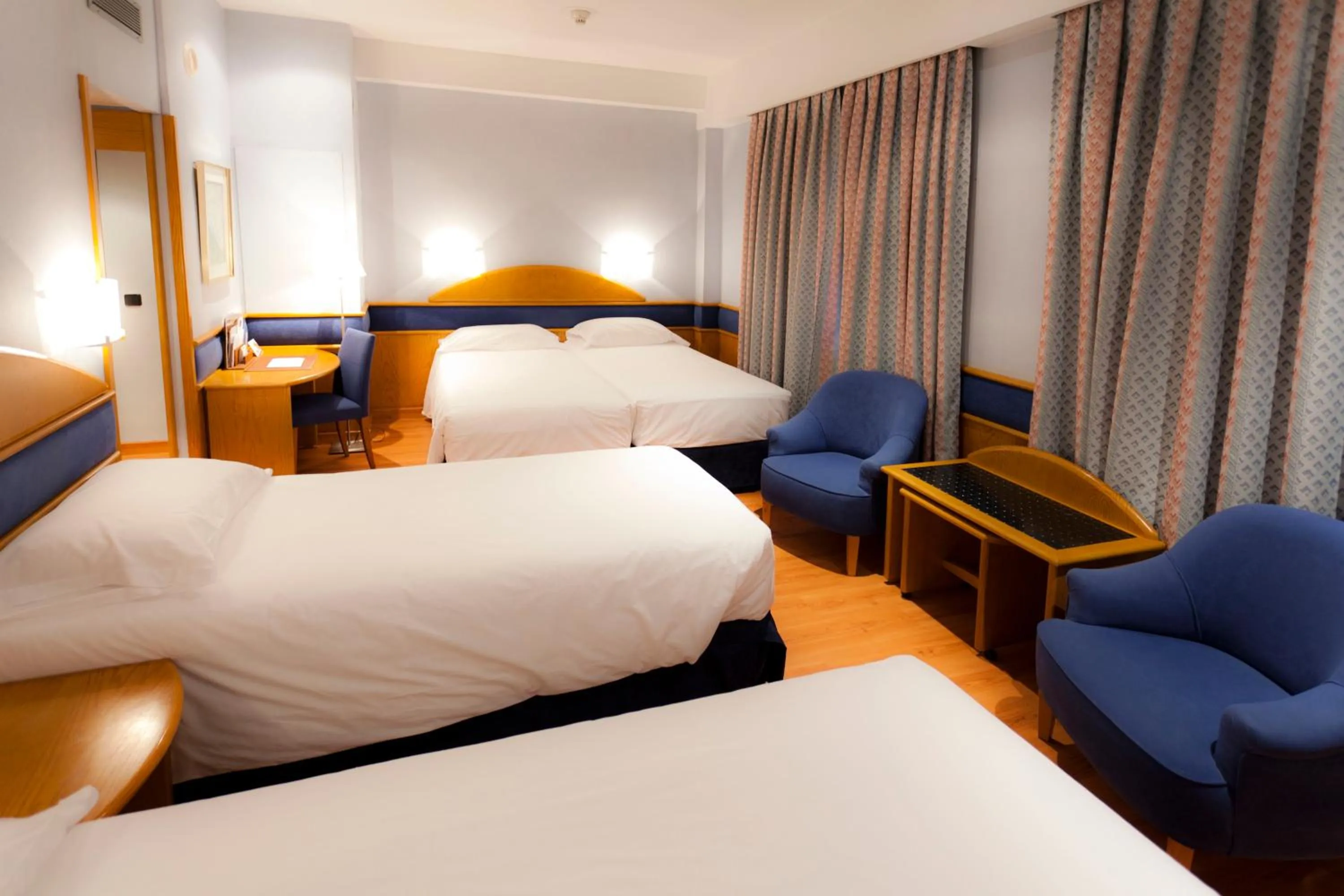 Photo of the whole room, Bed in Agumar